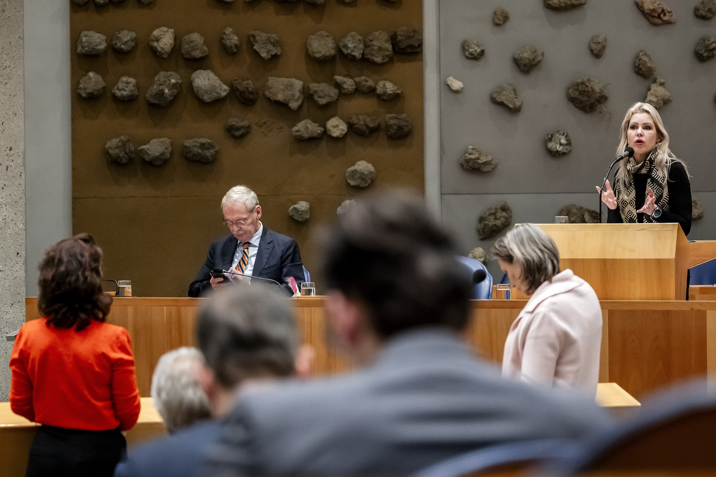 Femke Wiersma (r), minister van Landbouw, Visserij, Voedselzekerheid en Natuur, sprak vorige maand in de Tweede Kamer tijdens een debat over de stikstofontwikkelingen. Foto: ANP