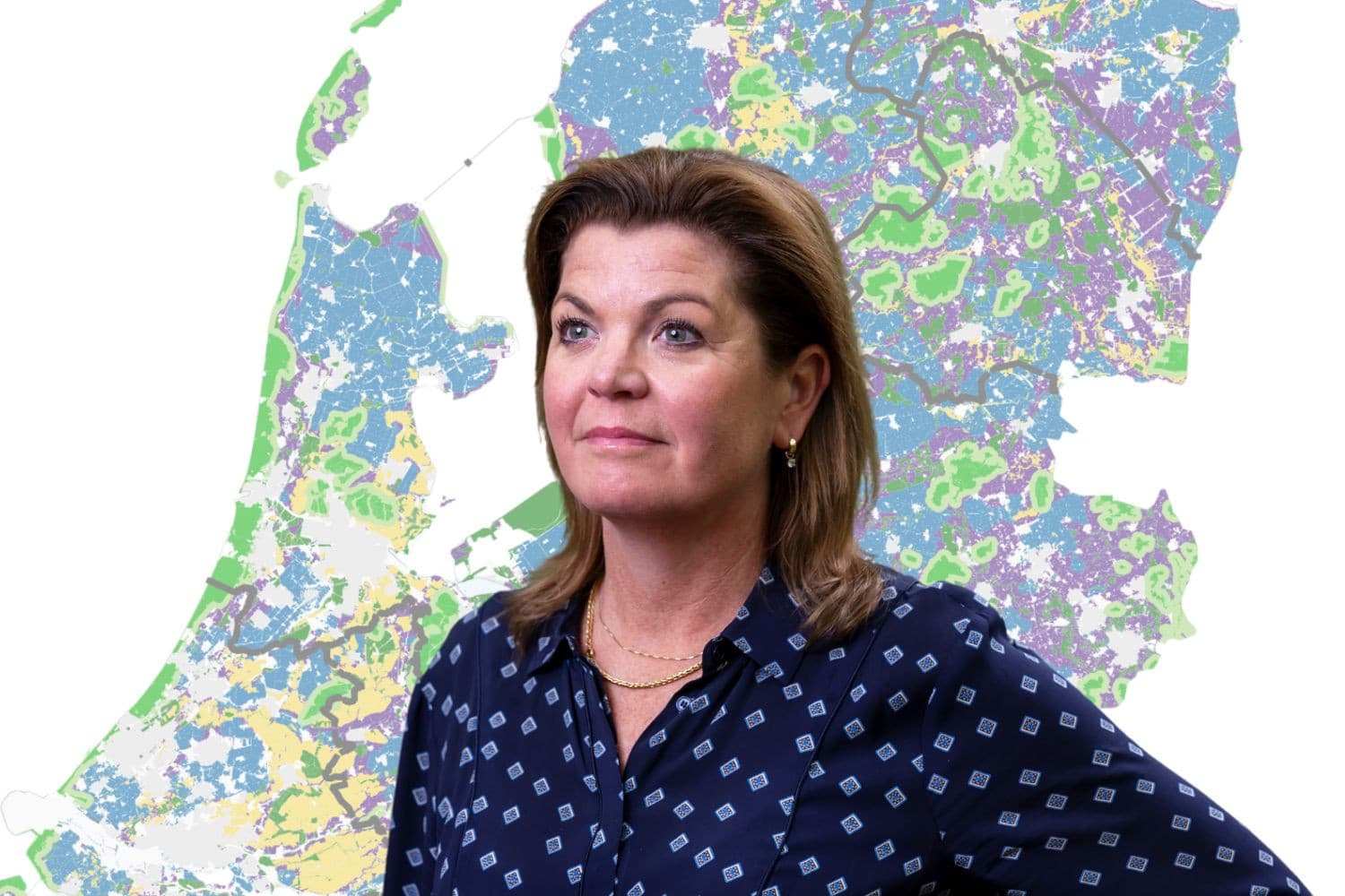 Oud-stikstofminister Christianne van der Wal (VVD) presenteerde in 2022 het omstreden stikstofkaartje, dat later werd ingetrokken na hevige protesten van boeren. Foto’s: Roel Dijkstra en ministerie LNV (nu LVVN), beeldbewerking