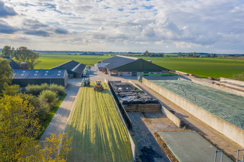 Een goed verdichte sleufsilo voorkomt broei en voerverlies. Dat zorgt voor hogere voerkwaliteit en een beter rendement.
