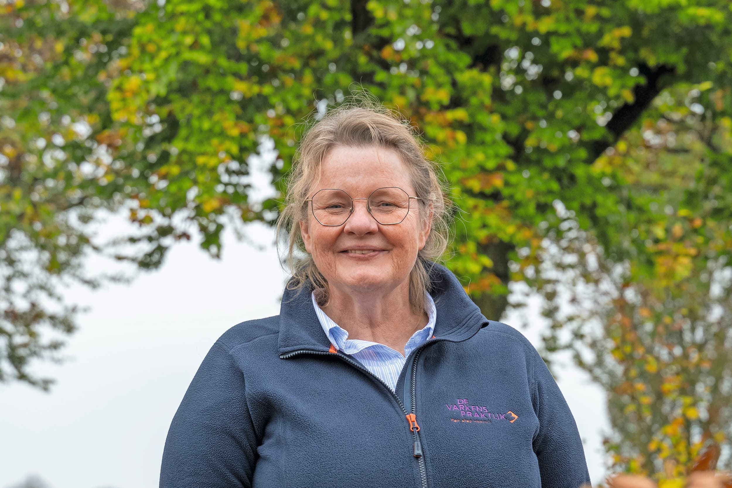 Marrina Schuttert (58) heeft ruim 30 jaar ervaring in het vak en is al jaren een van de toonaangevende gezichten van De Varkenspraktijk in Someren, waar ze aandeelhouder van is. Onlangs werd ze onderscheiden met de Geert Reinders Penning. Foto: Bram Becks Fotografie