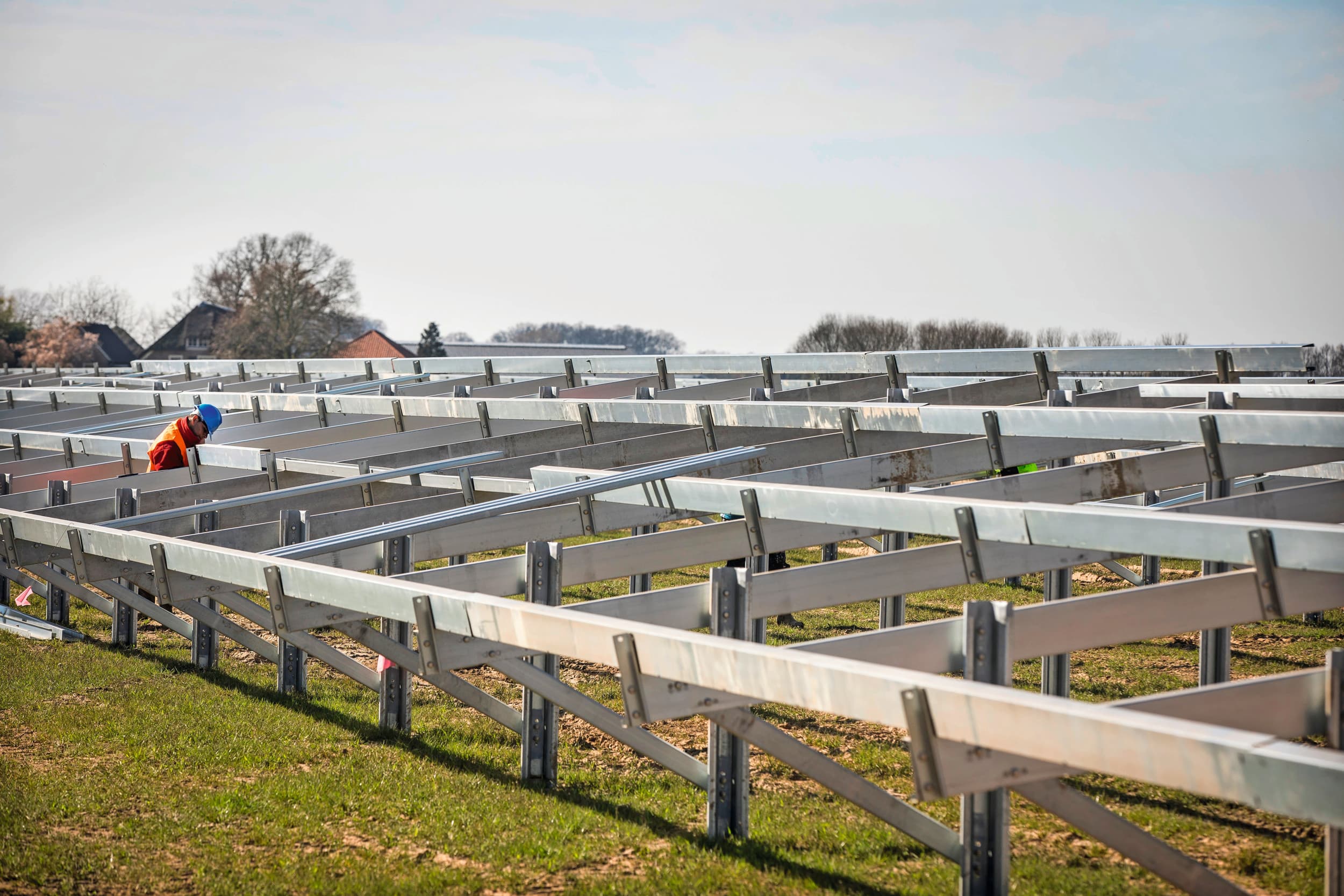Aanleg van een zonnepark. De gemeente kan bij vergunningverlening eisen dat er bluswatervoorzieningen bij het park aangelegd worden. Foto: Koos Groenewold