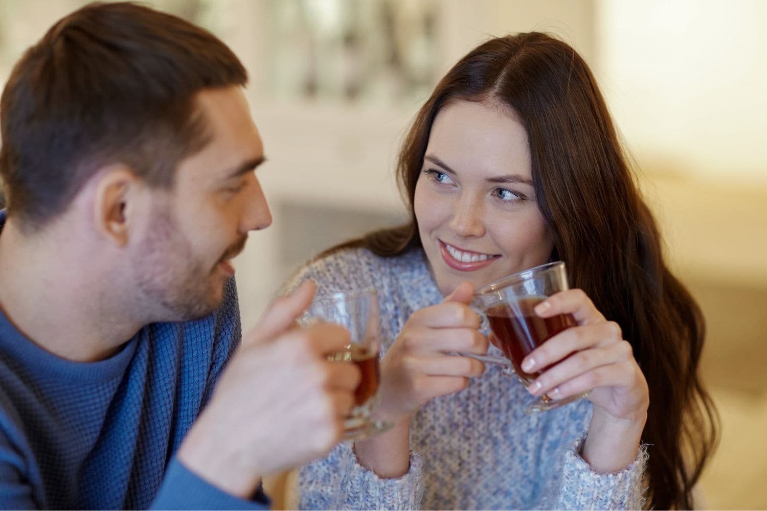 Een kletspot met vragen kan een thee-moment omtoveren tot een waardevol gesprek, waarin je samen terugkijkt op ervaringen en nieuwe inzichten opdoet, bijvoorbeeld na een bedrijfsovername. Foto: Canva/Syda Productions