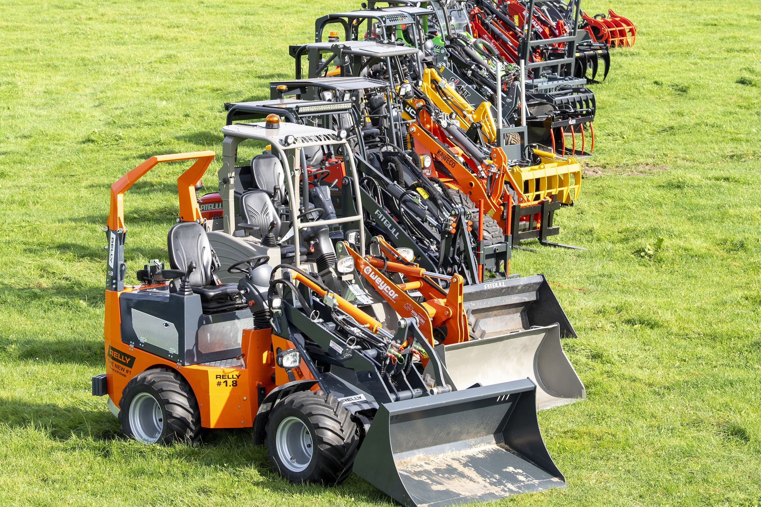 Deze zes elektrische minishovels met ongeveer 2,5 ton eigengewicht doen mee in een grote vergelijkingstest. De Eurotrac W11-E staat wel op de foto, maar blijkt te licht (1.775 kg) en kan niet meekomen in de metingen. Deze miniloader laten we daarom buiten beschouwing in deze minishovel-mulitest. – Foto's: Mark Pasveer