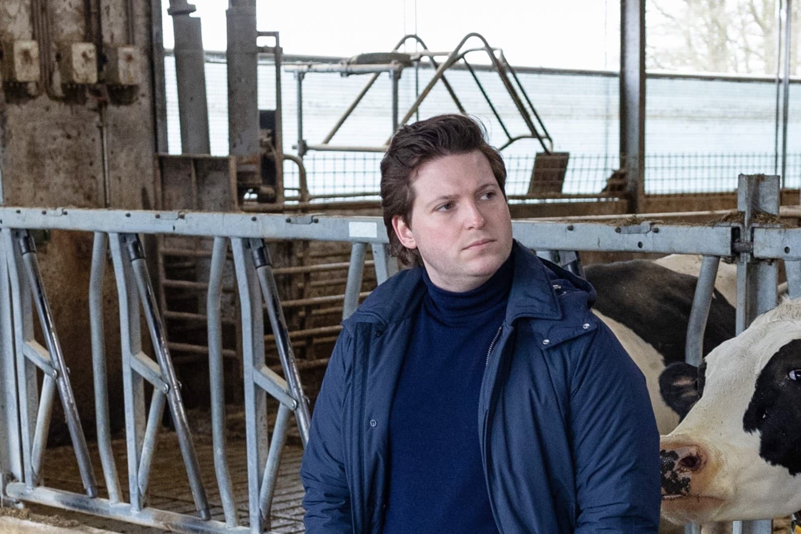 VVD-Kamerlid Thom van Campen eerder tijdens een werkbezoek bij een melkveehouderij in Maarsbergen. Foto: Herbert Wiggerman