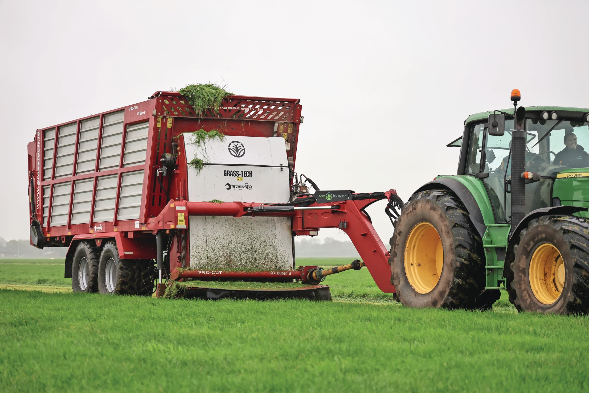 Wat veehouders aanspreekt in de zogenoemde zerograzers: met een kleine, simpele trekker en één niet te dure machine vers gras halen. Met een lichte combi kun je een lang seizoen maken en ook doormaaien als het even wat natter is in het vroege voorjaar of late najaar. Foto’s: Matthijs Verhagen