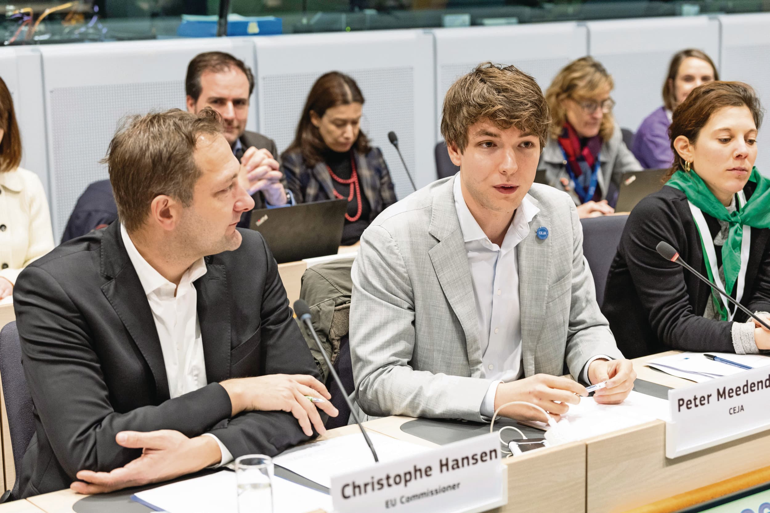 EU-landbouwcommissaris Christophe Hansen (l) en Ceja-voorzitter Peter Meedendorp. Ceja, de organisatie van jonge boeren, kijkt met zorg naar de plannen om het EU-landbouwbeleid anders te gaan financieren. Foto: EU