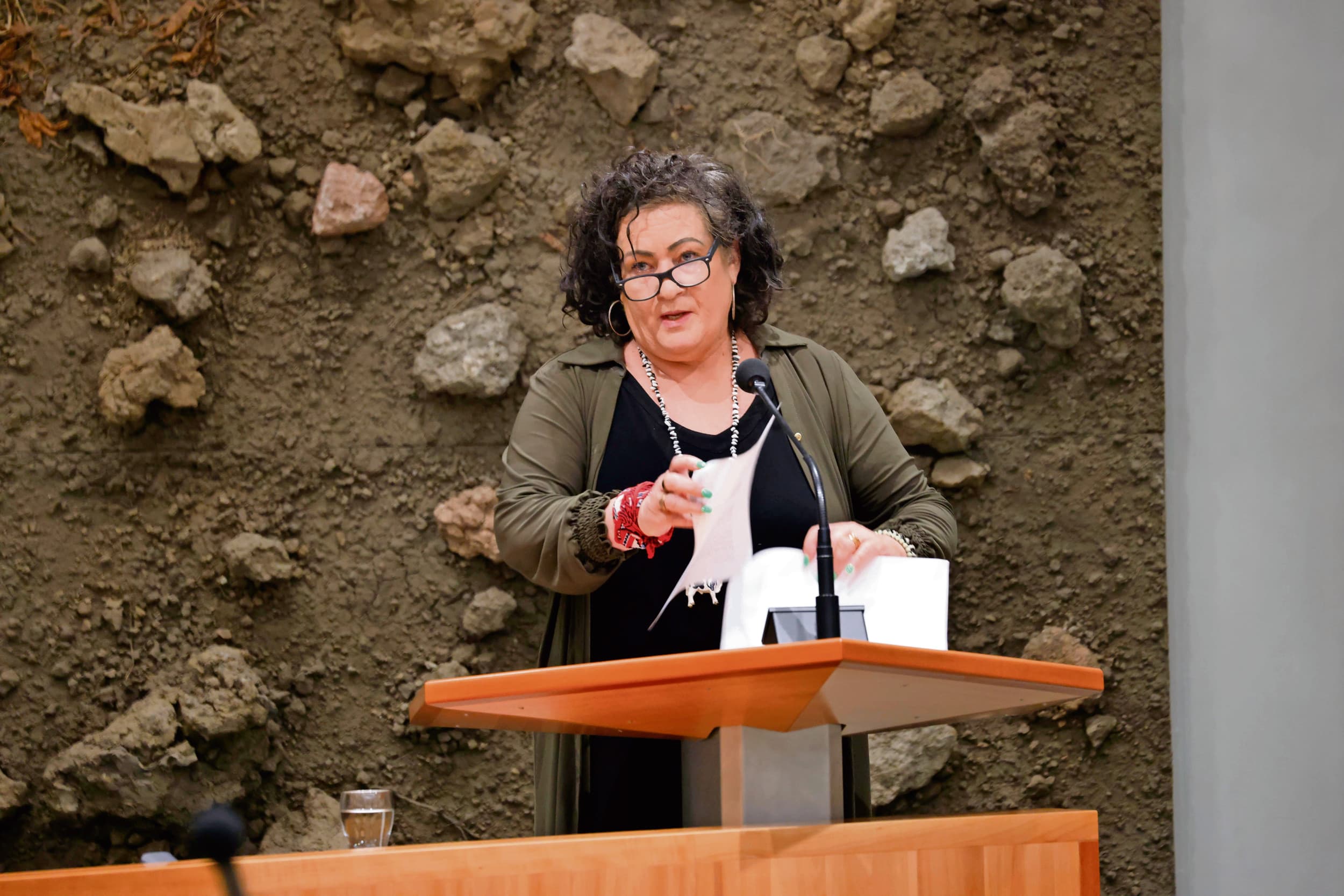 Beeldspraak alom tijdens het stikstofdebat. BBB-Kamerlid Caroline van der Plas (archieffoto) kwam kwam zelfs met een toelichting op ‘een levende mus met getrokken tanden’: de Archaeopteryx uit het prehistorische tijdperk Jura. Foto: Roel Dijkstra