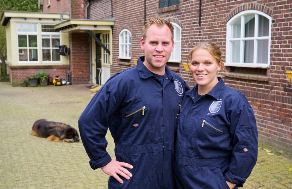 Stijn (27) en Rowena (26) van Rooij uit Cromvoirt (N.-B.) wonen samen met hun dochter Fieke (1,5) en een baby onderweg op een vleesveebedrijf met Belgische Blauwe en Black Angus-runderen. Ze zetten hun runderen af in de korte keten, door het vlees aan ambachtelijke slagers te verkopen door heel Nederland. Daarnaast is er 45 hectare landbouwgrond en 60 hectare in natuurbeheer waar de koeien grazen. www.weivlees.nl.