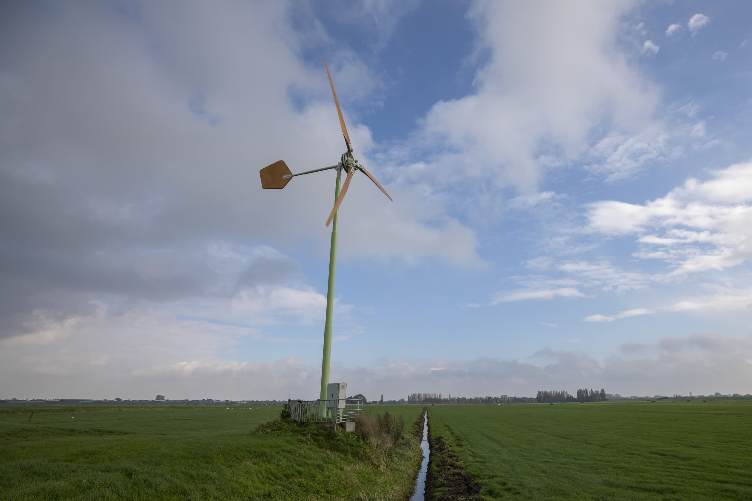 Windmolen van EAZ Wind op een melkveebedrijf. Foto: Roel Dijkstra Fotografie