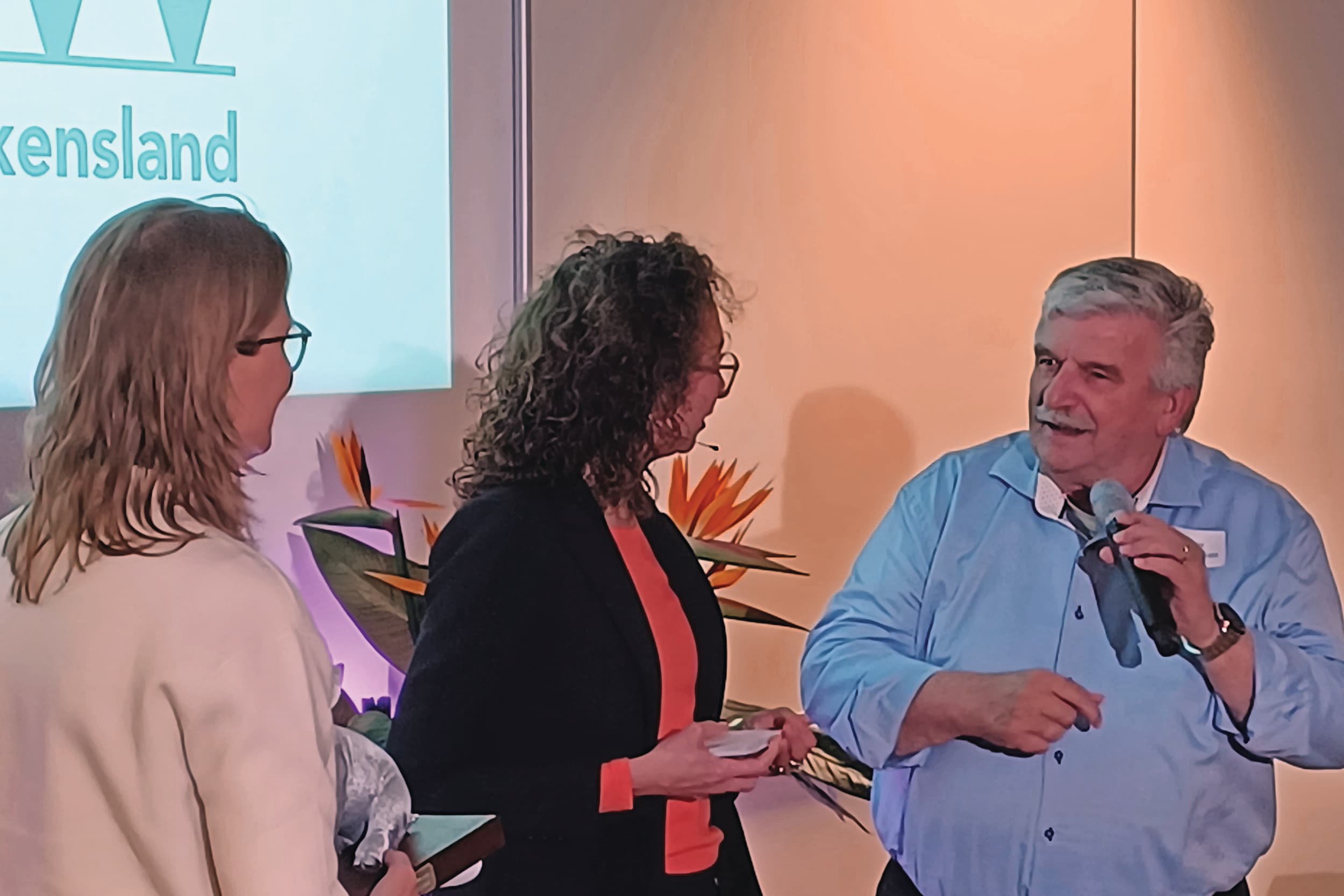 Winnaar van het Beste Idee Van Varkensland Pieter Hoenderkerken krijgt de trofee overhandigd van juryvoorzitter Ingrid van Dixhoorn (links). Foto: Kees van Dooren