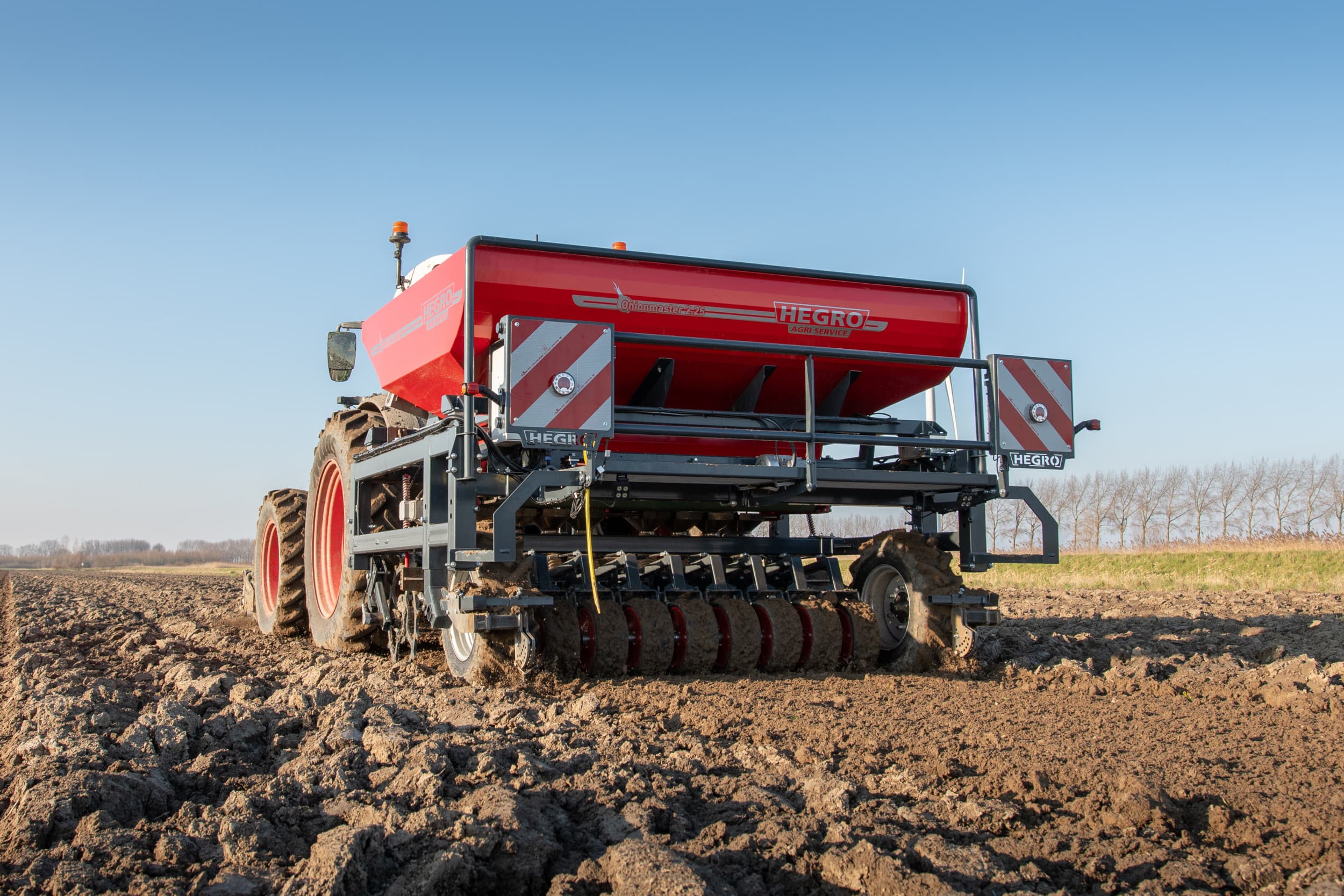 Verdonk vof in Ooltgensplaat (Z.-H.) plant uien met de eerste HeGro Onionmaster 2.25. De machine is zo ontworpen dat alleen de chauffeur ermee hoeft te werken. Vanuit de cabine kan de chauffeur de schuiven en de bandsnelheid elektrisch verstellen. – Foto's: Jacco van Erkelens