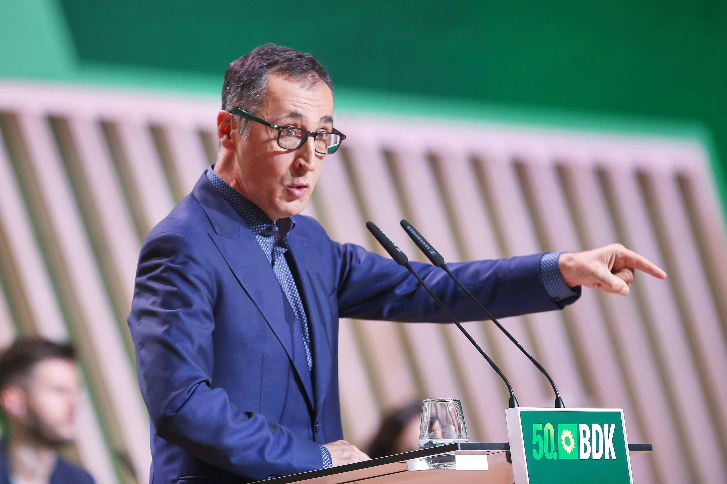 Cem Özdemir (Groenen), minister van Landbouw, sprak eerder deze maand tijdens een partijcongres, terwijl cruciale landbouwwetten in Duitsland zijn stilgelegd. Foto: ANP