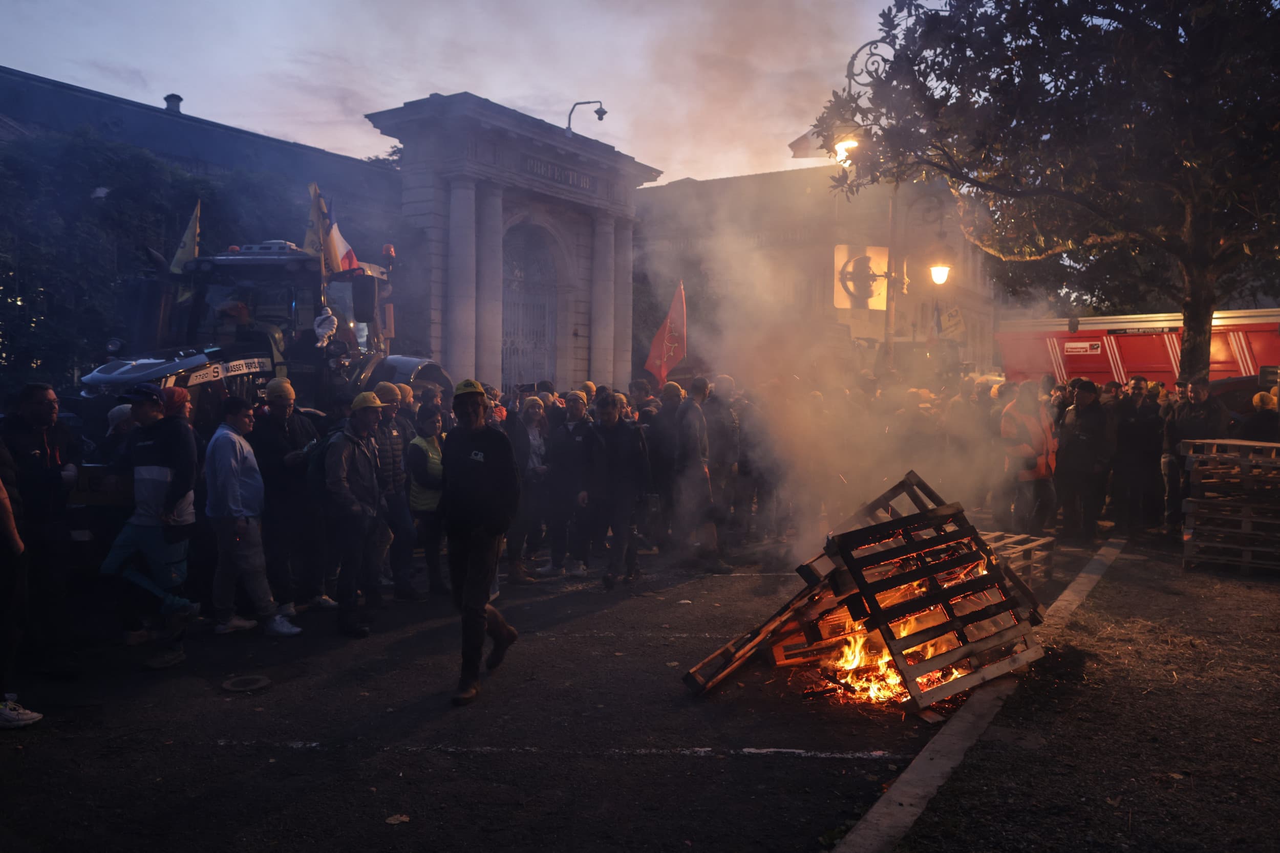 Franse boeren verzamelen zich voor de ambtswoning van de prefect in Agen. Foto: AFP