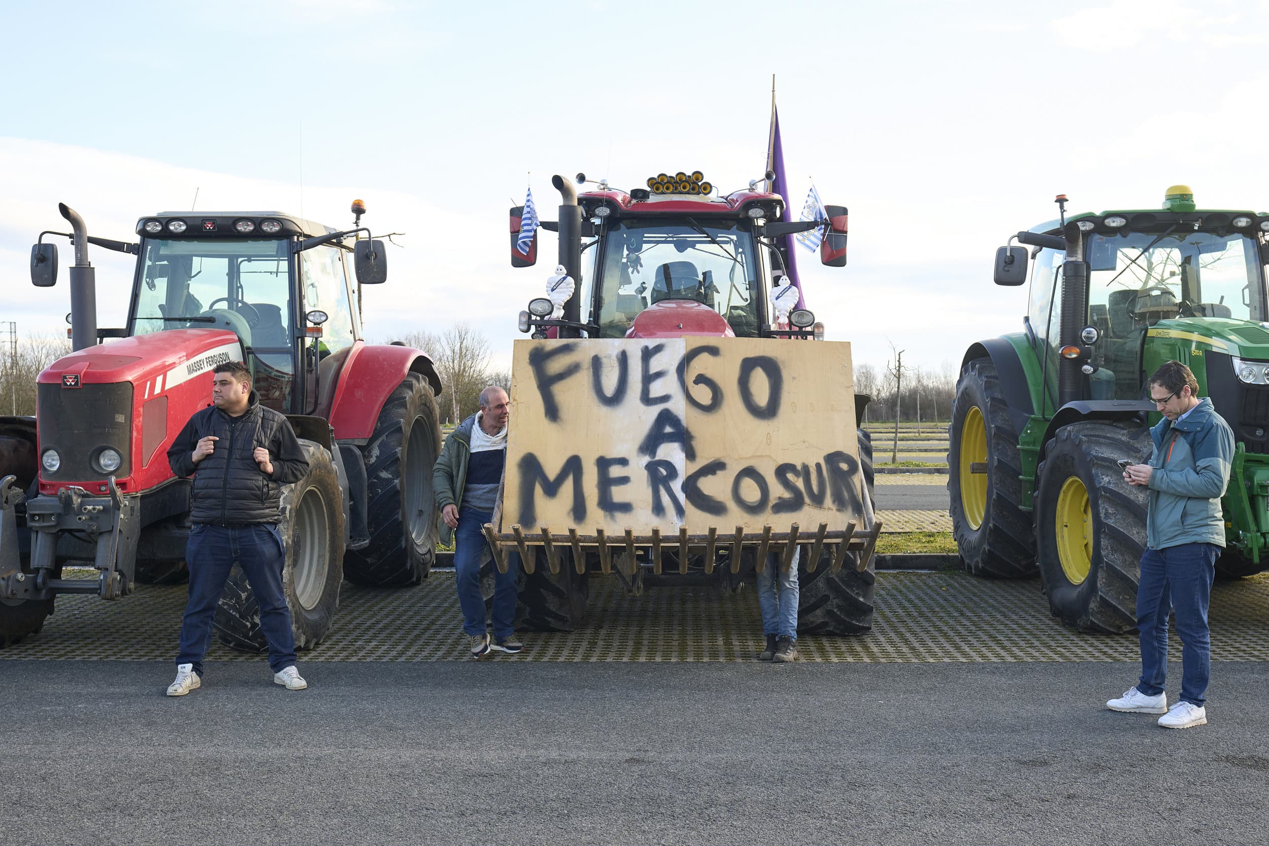 Een Spaanse boer protesteert met de tekst ‘Fire to Mercosur’ op zijn tractor tegen het handelsverdrag, dat volgens tegenstanders oneerlijke concurrentie voor Europese boeren veroorzaakt. Foto: ANP/EPA