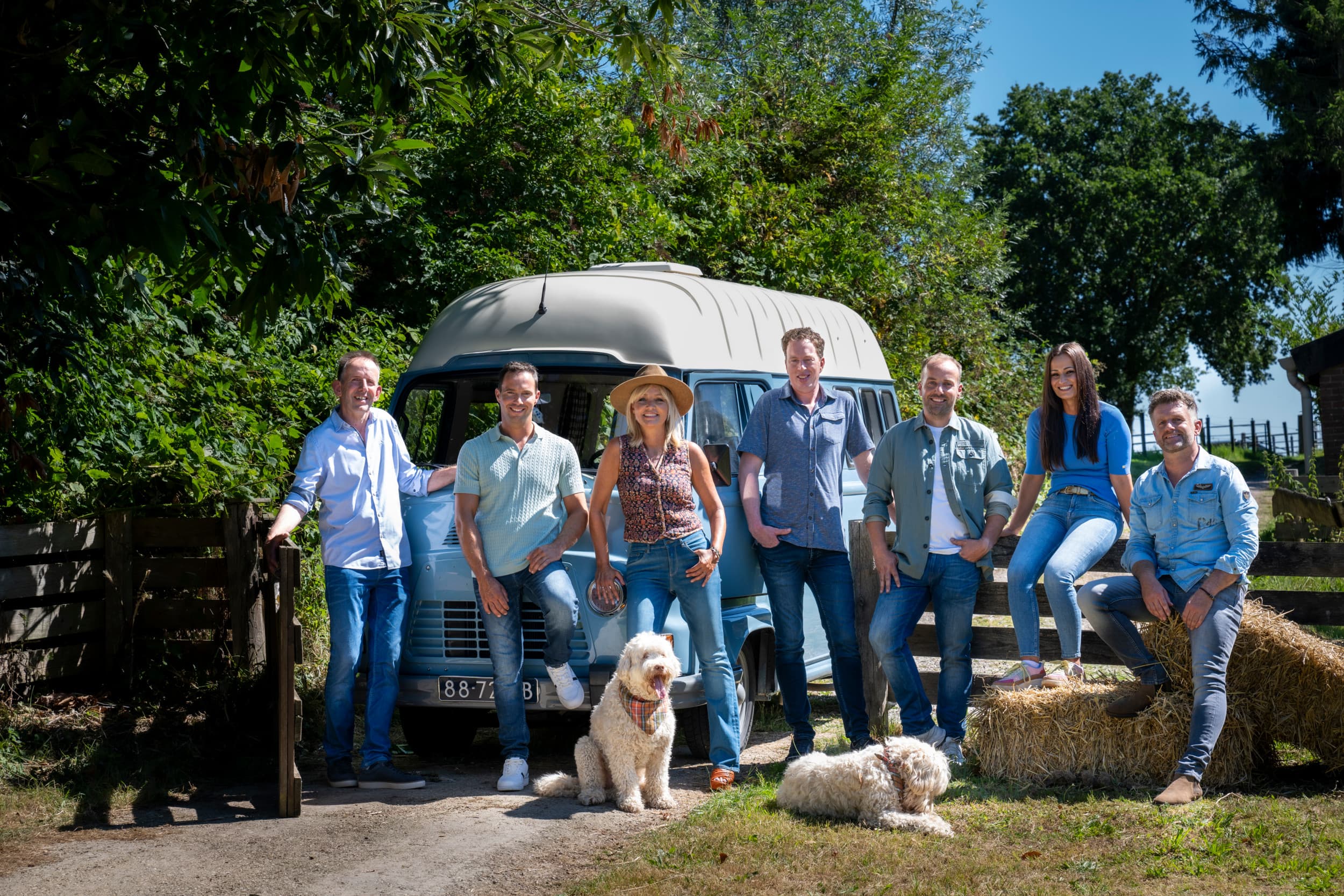 Yvon Jaspers met de nieuwe BZV-kandidaten. Die zijn in september voorgesteld aan het publiek. Begin volgend jaar starten voor de 20e keer de wekelijkse uitzendingen waarbij te zien zal zijn of het lukt aan een partner te komen. De honden zijn van Yvon en gaan overal mee naartoe. Tommy en Buck hebben volgens de presentatrice een rustgevende werking op iedereen. Foto: Linelle Deunk