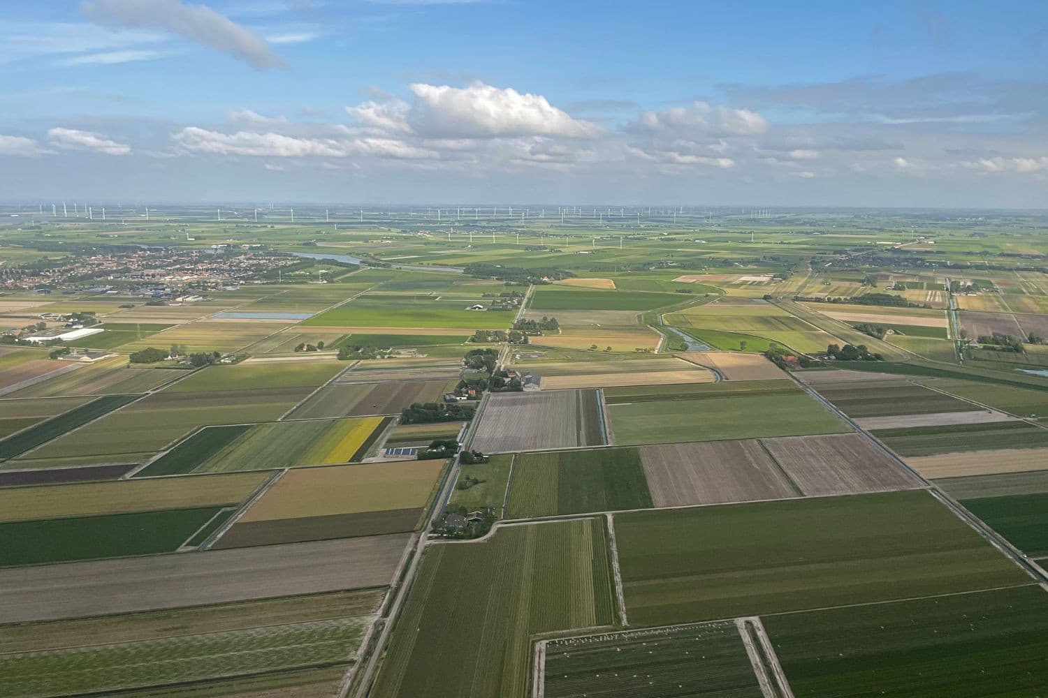 Landbouwgrond wordt door strengere regelgeving en bestemmingsplannen minder waard, waardoor boeren bij verkoop vaak afhankelijk zijn van natuurorganisaties als koper, aldus columnist Vergaderboer. Foto: Martijn ter Horst
