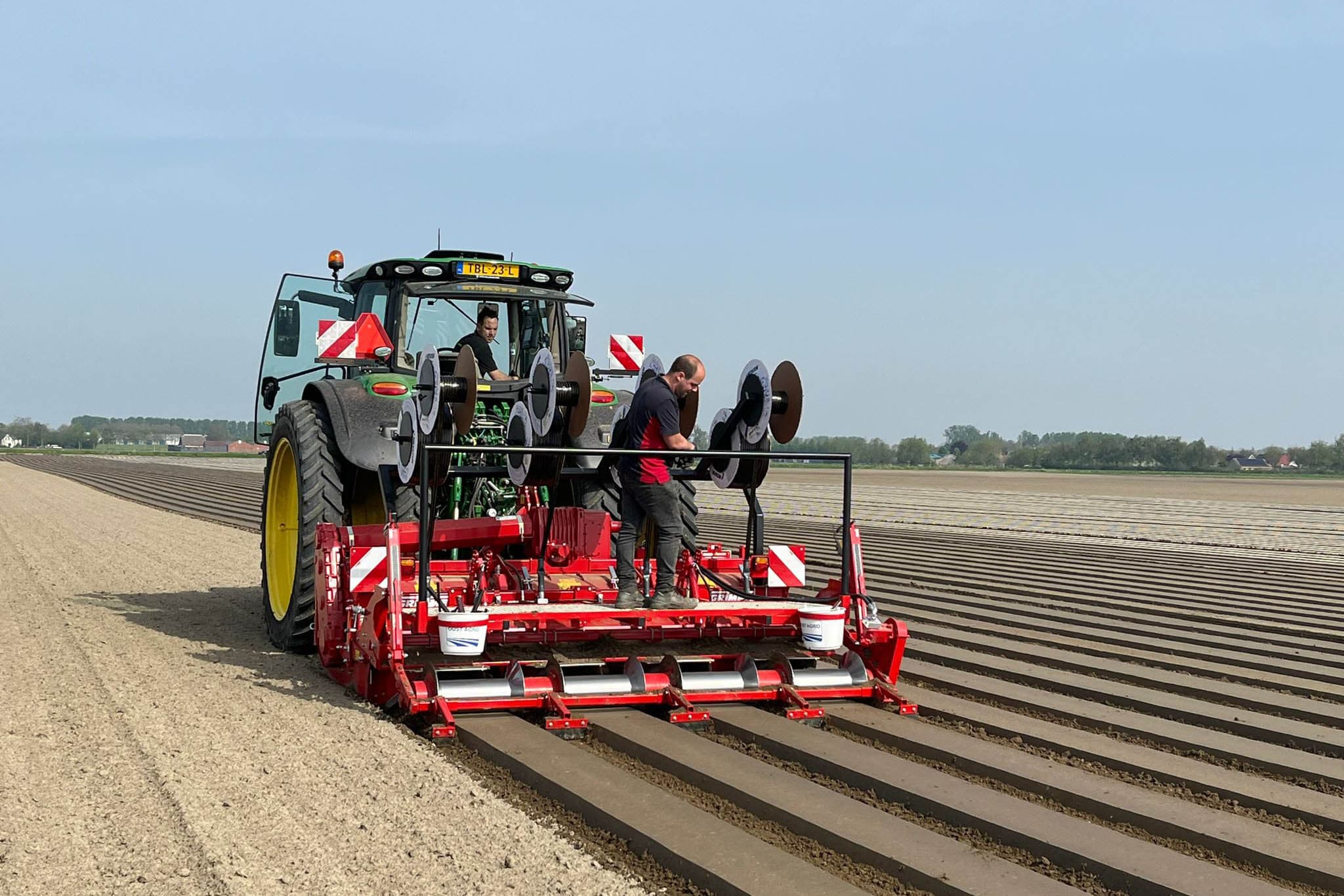 Mickael en Roy de Nijs leggen druppelslangen voor uien aan. Foto: Netafim