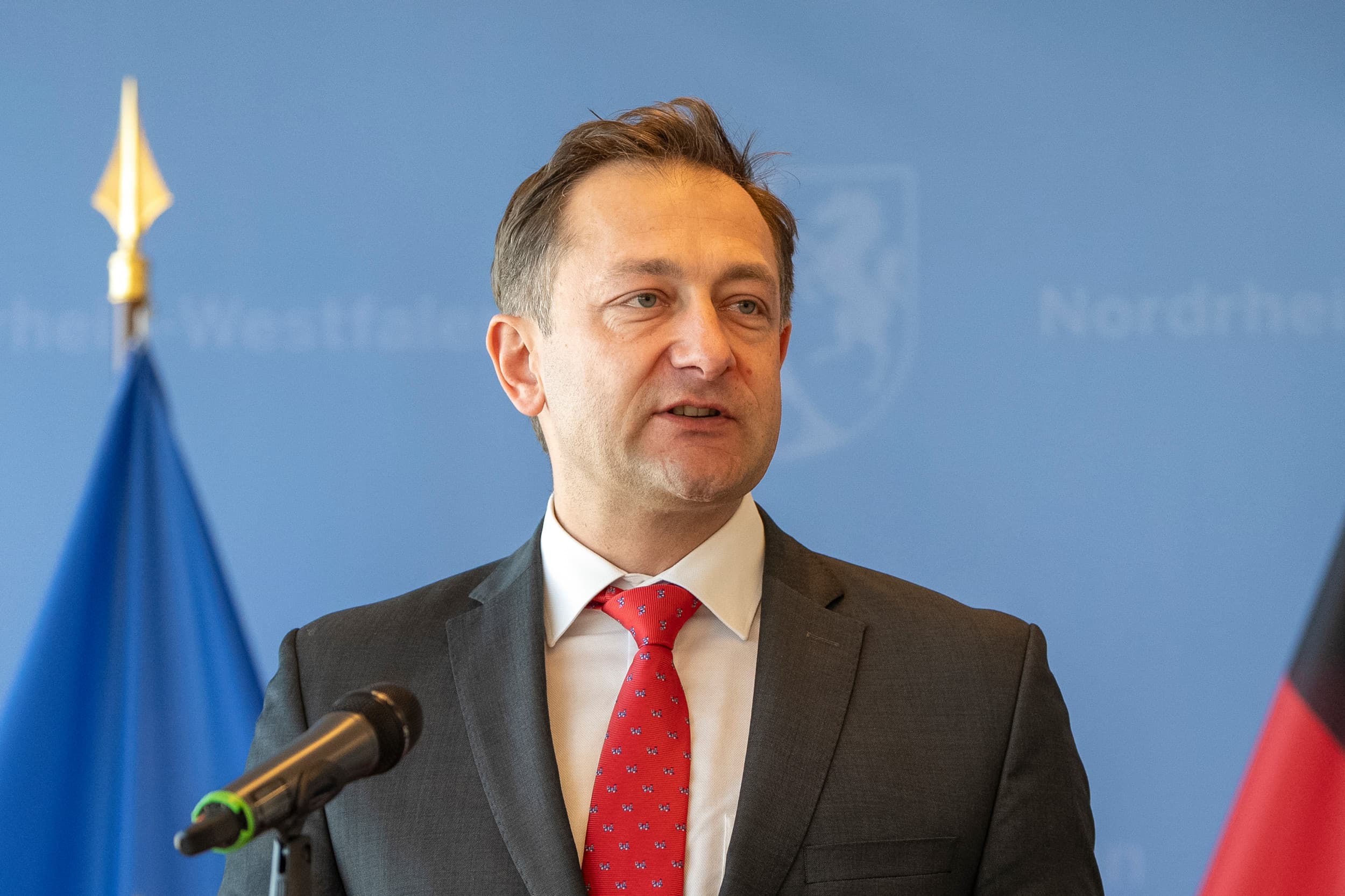 Christophe Hansen tijdens een persconferentie in Düsseldorf, Duitsland. Foto: European Union, 2025
