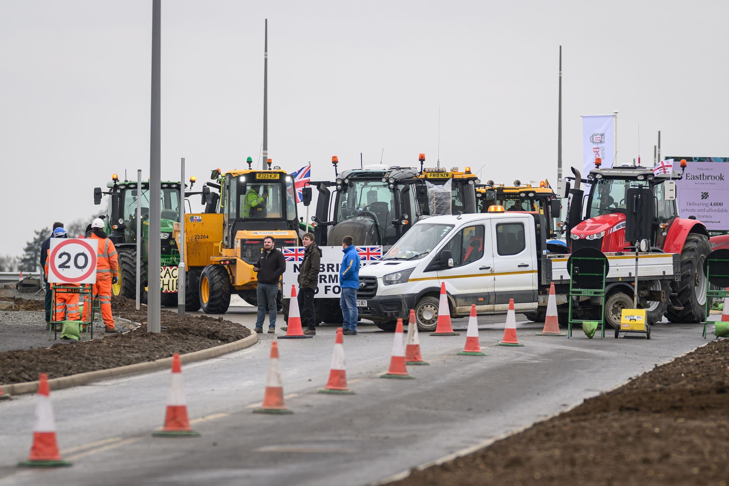 Protestdemonstratie van een groep boeren bij een bezoek van premier Keir Starmer aan een bouwproject. Foto: Leon Neal/ ANP