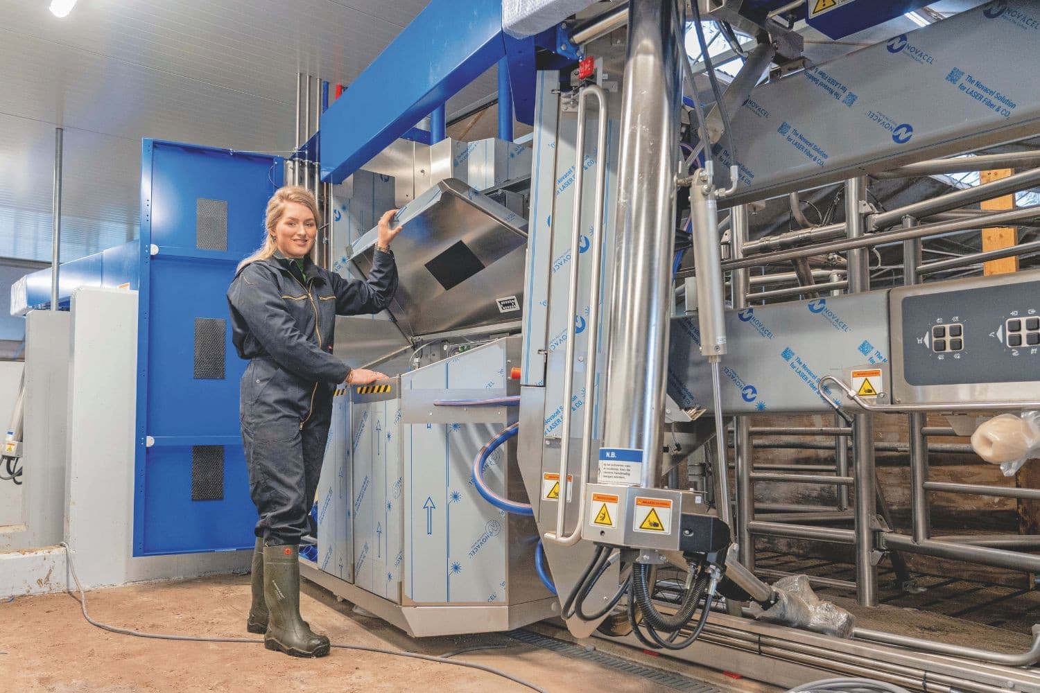 Bedrijfsopvolger Sanne Molendijk bij de twee nieuwe Delaval V310-melkrobots. Deze maand zullen ze ook echt draaien. Vanaf dan staat Sanne niet meer twee keer daags een paar uur in de melkput. Foto’s: Jan Willlem Schouten