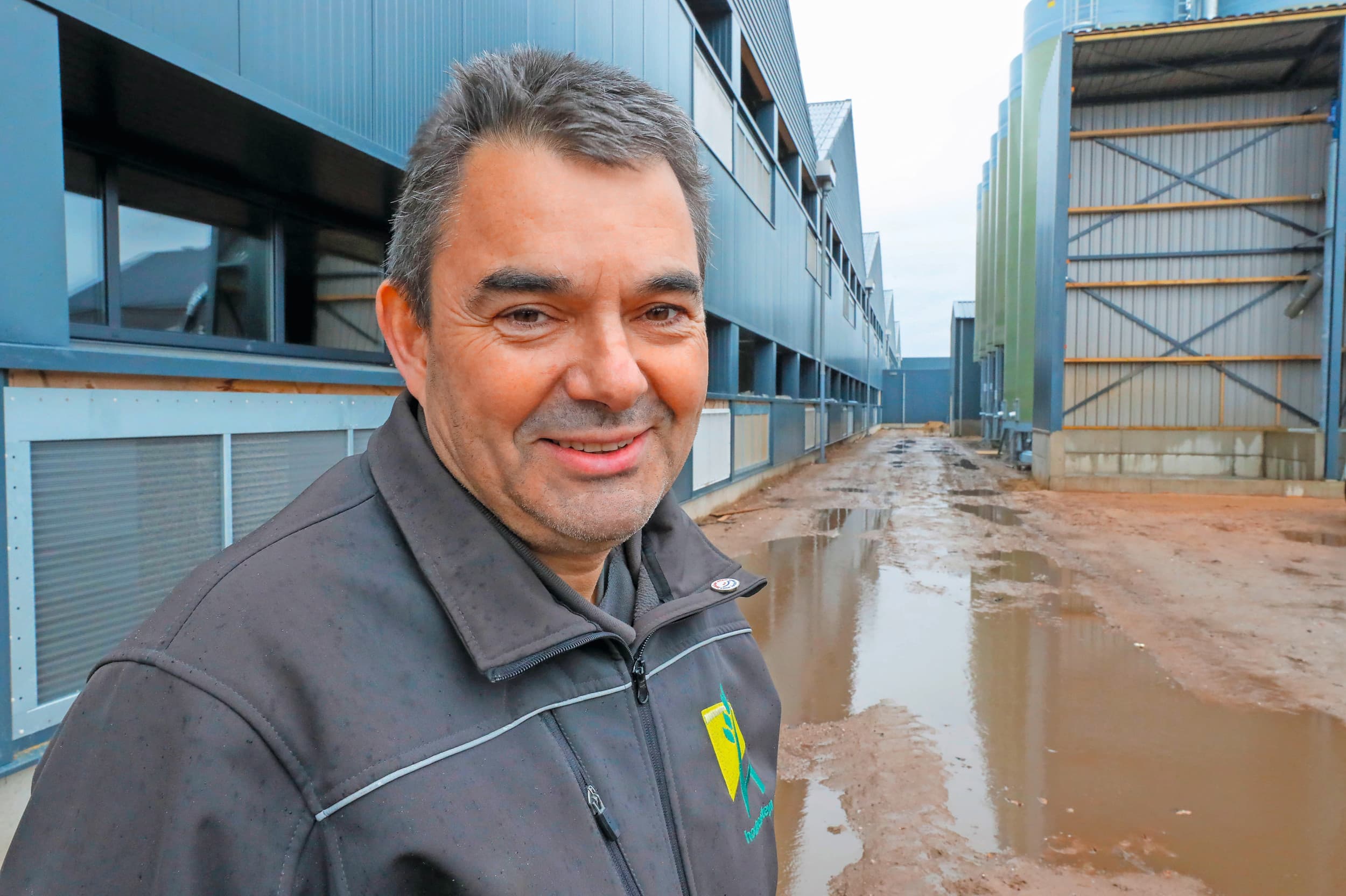 Martin Houben eind 2019 bij de vleesvarkensstal van het zogeheten Nieuw Gemengd Bedrijf in Grubbenvorst. Foto: Bert Jansen