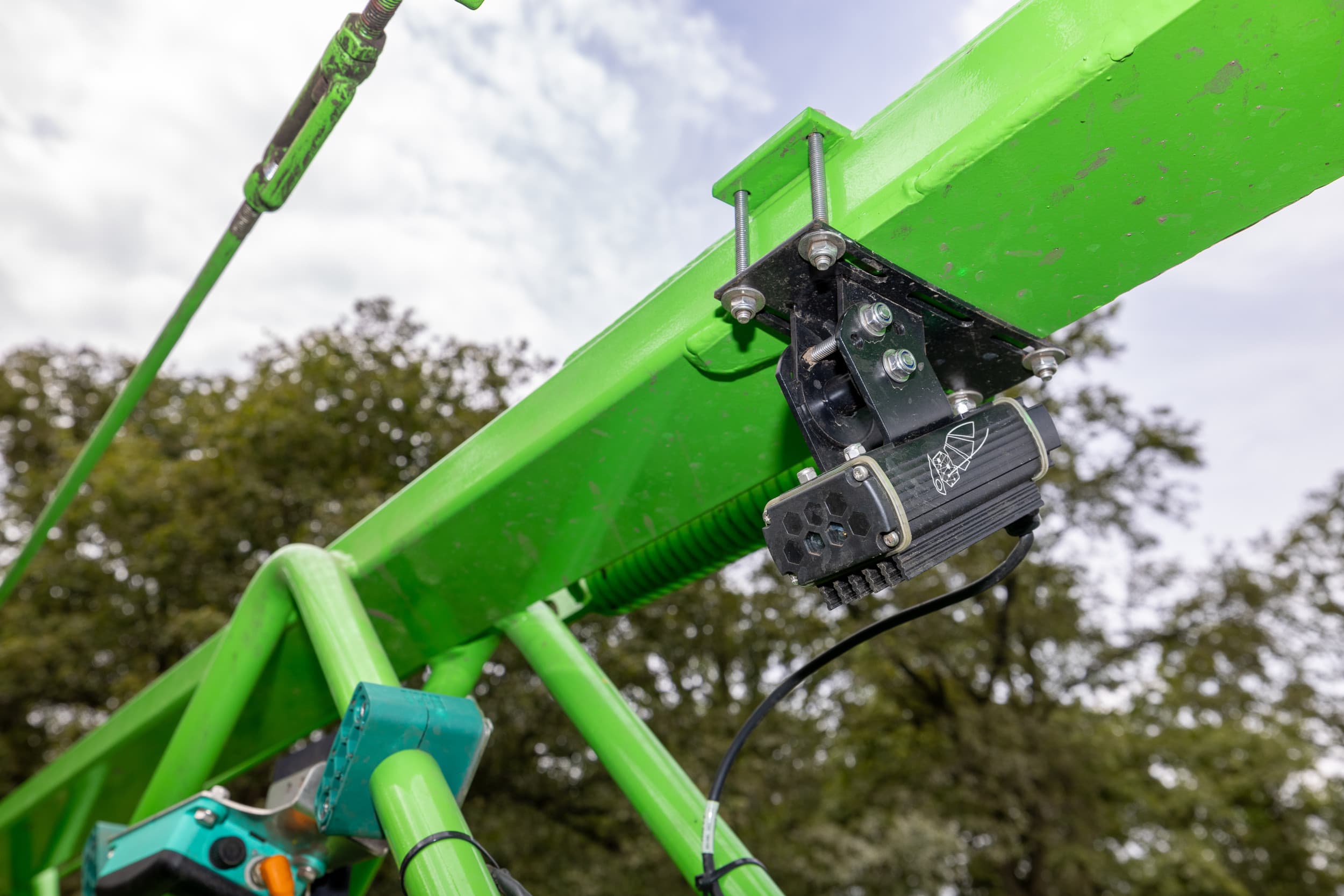Een spuitmachine met camera’s voor plaatsspecifieke toediening van gewasbeschermingsmiddelen. Boeren kunnen hiervoor fiscaal voordeel krijgen via MIA en Vamil, terwijl de grondgebondenheidseis voor deze regelingen ter discussie staat. Foto: Peter Roek
