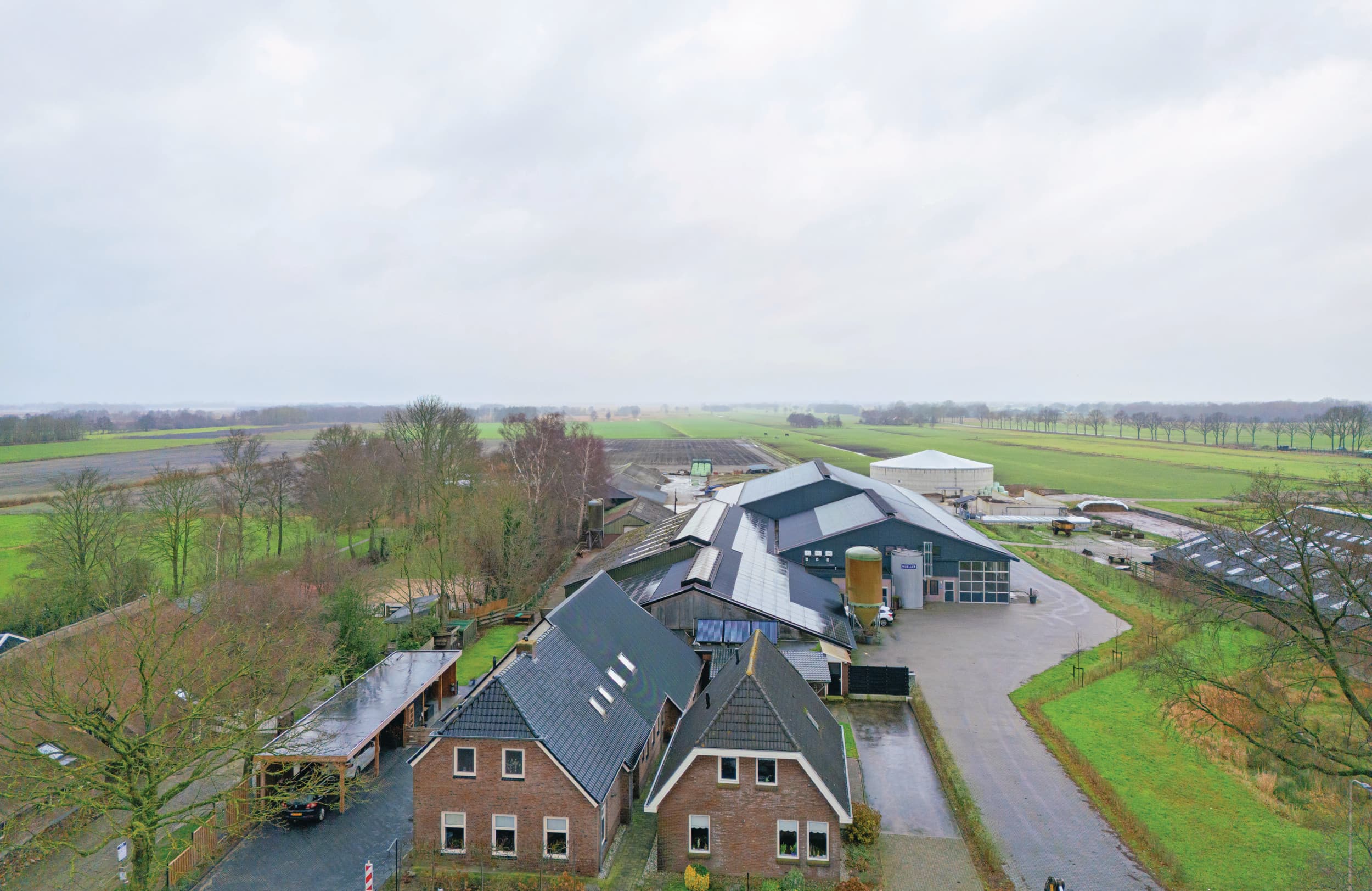 Het bedrijf van Gidion Hoorn en zijn ouders werd enkele jaren geleden uitgebreid met een nieuwe stal waarmee het aantal koeien nu op ruim 180 stuks uitkomt. De oude stal doet dienst als ruimte voor onder andere droge koeien. De meeste grond ligt achter het bedrijf. Foto’s: Andrea van Schaik