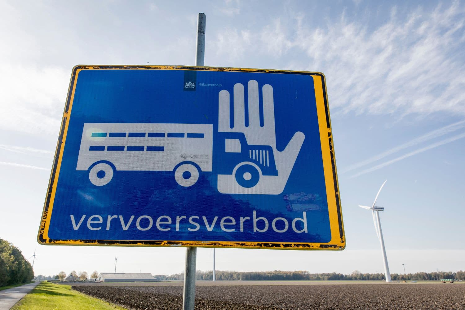 In de hele 10-kilometerzone geldt per direct een vervoersverbod. Foto: Koos Groenewold