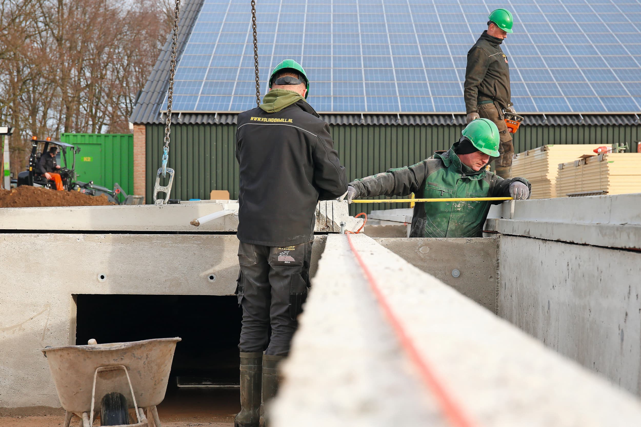 Een tweedehands stal met prefab-wanden is goed te verplaatsen. Alleen de onderbouw is niet te verplaatsen en hiervoor zal altijd de nieuwprijs gelden. Foto: Hans Prinsen