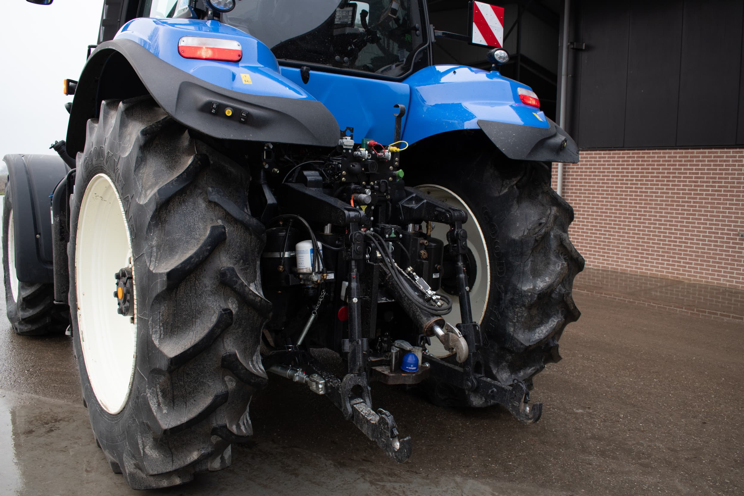 Ga na welke klussen je doet met de trekker. Ga je op grasland rijden, dan kijk je het best naar een band met veel nokken en een nok die in de lengterichting is geplaatst. Wil je juist meer grip hebben voor ploeg- en/of landwerk, dan kun je zoeken naar een band met weinig nokken en een dwars geplaatste nok. Foto: Jacco van Erkelens