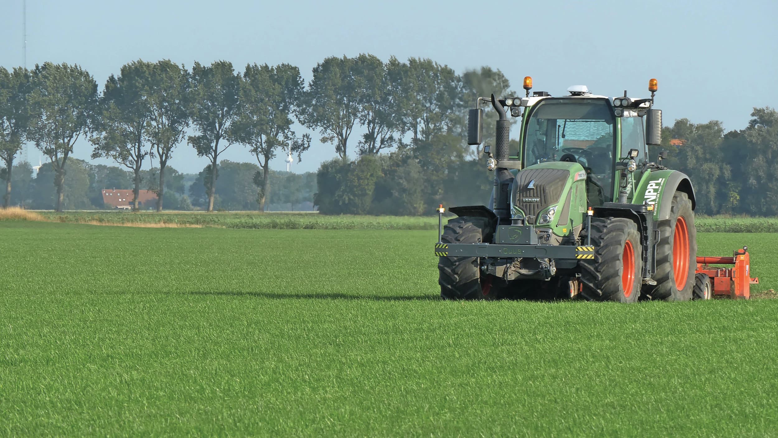 De Autonome Fendt aan het werk bij Bloembollenbedrijf Ruiter-Wever op een perceel in de Wieringermeerpolder. Stef Ruiter: “Het systeem is overzichtelijk, betrekkelijk eenvoudig te begrijpen en in gang te zetten.De iQuus Autonomy komt in 2025 ook beschikbaar met software voor achteruitrijden. Foto: Theo Galama