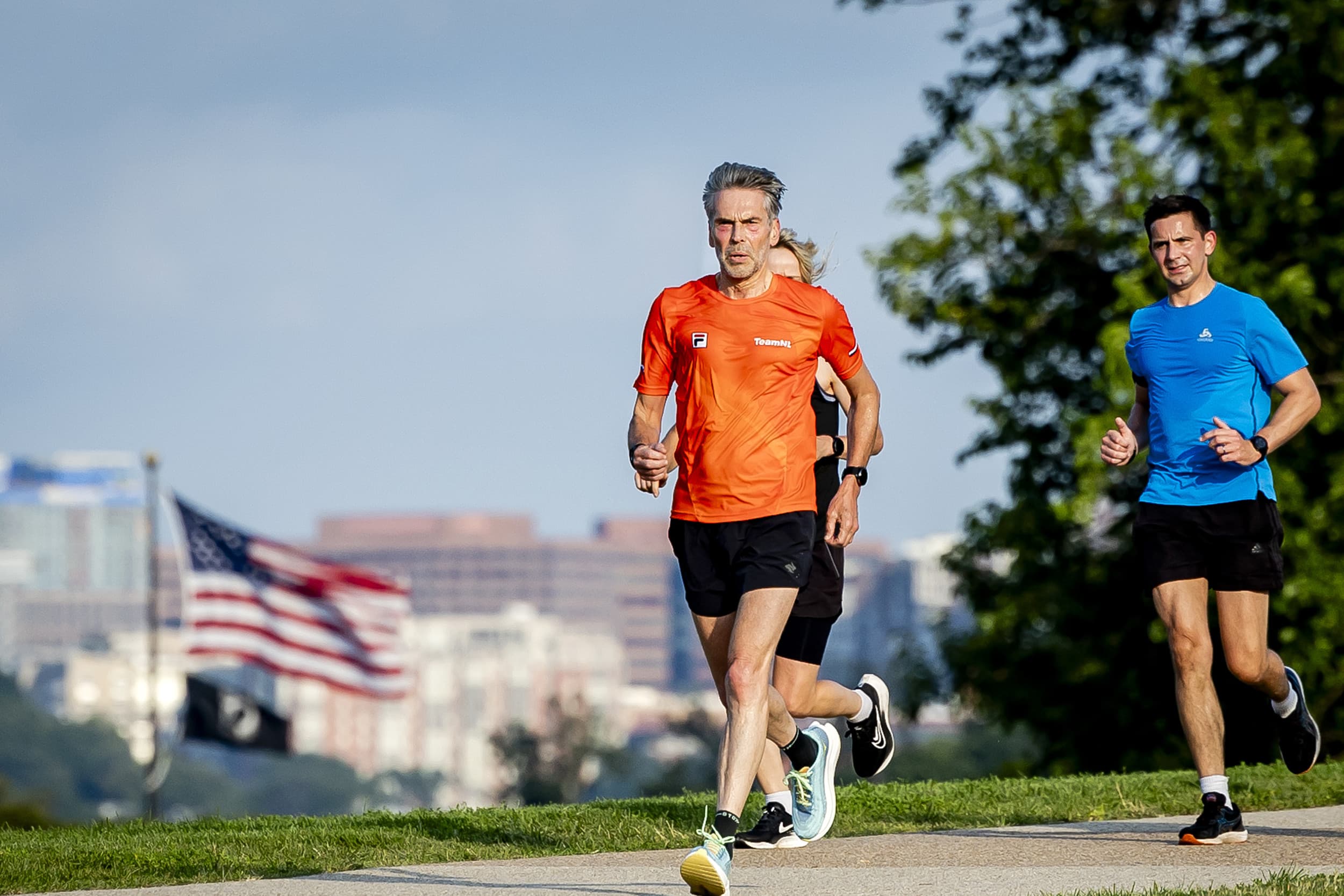Premier Dick Schoof loopt hard door het centrum van Washington. Schoof nam daar deel aan de NAVO-top. Foto: ANP