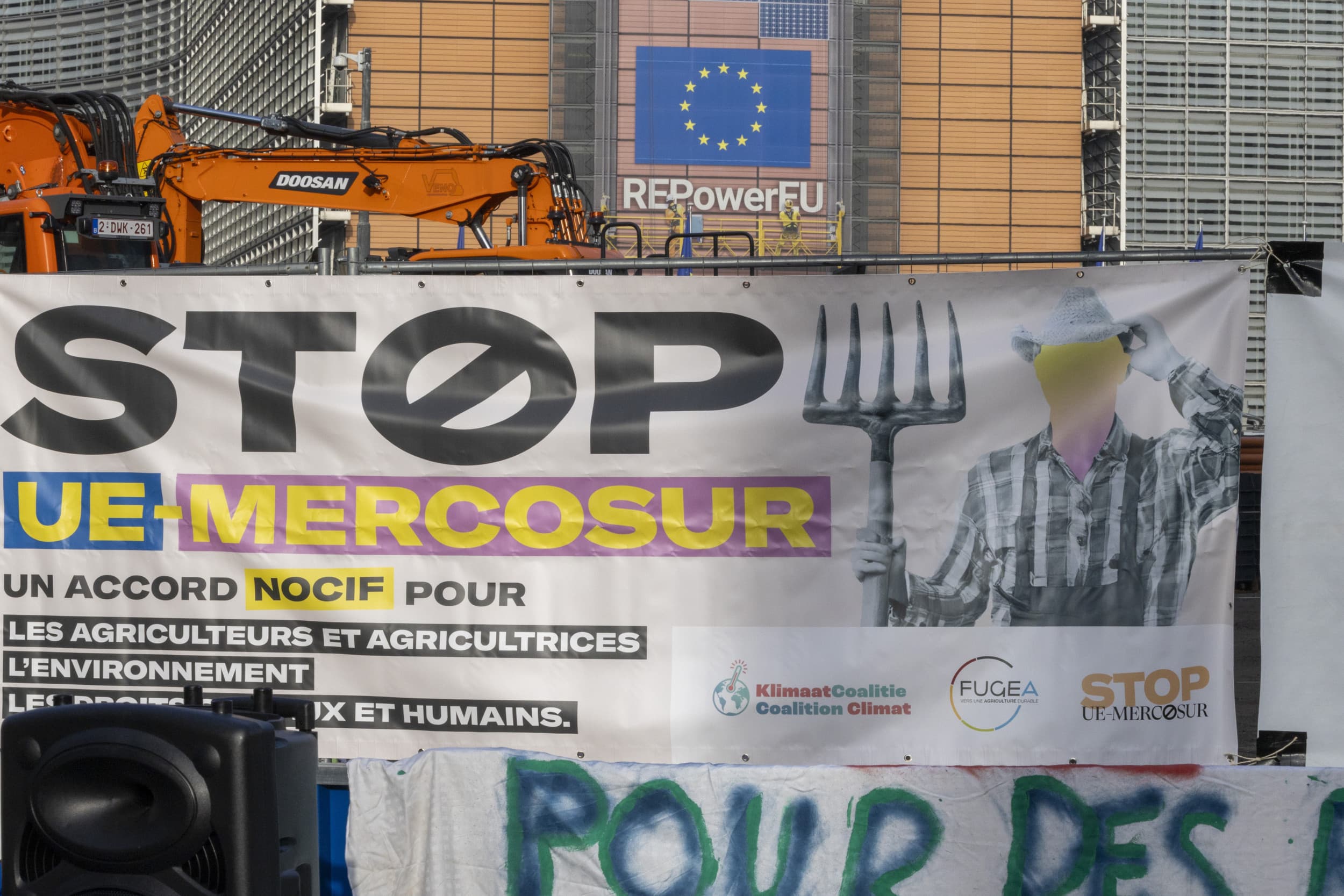 Zo'n honderd duurzame boeren protesteerden woensdagochtend 13 november in Brussel tegen het EU-handelsverdrag Mercosur met Zuid-Amerika. Foto: ANP