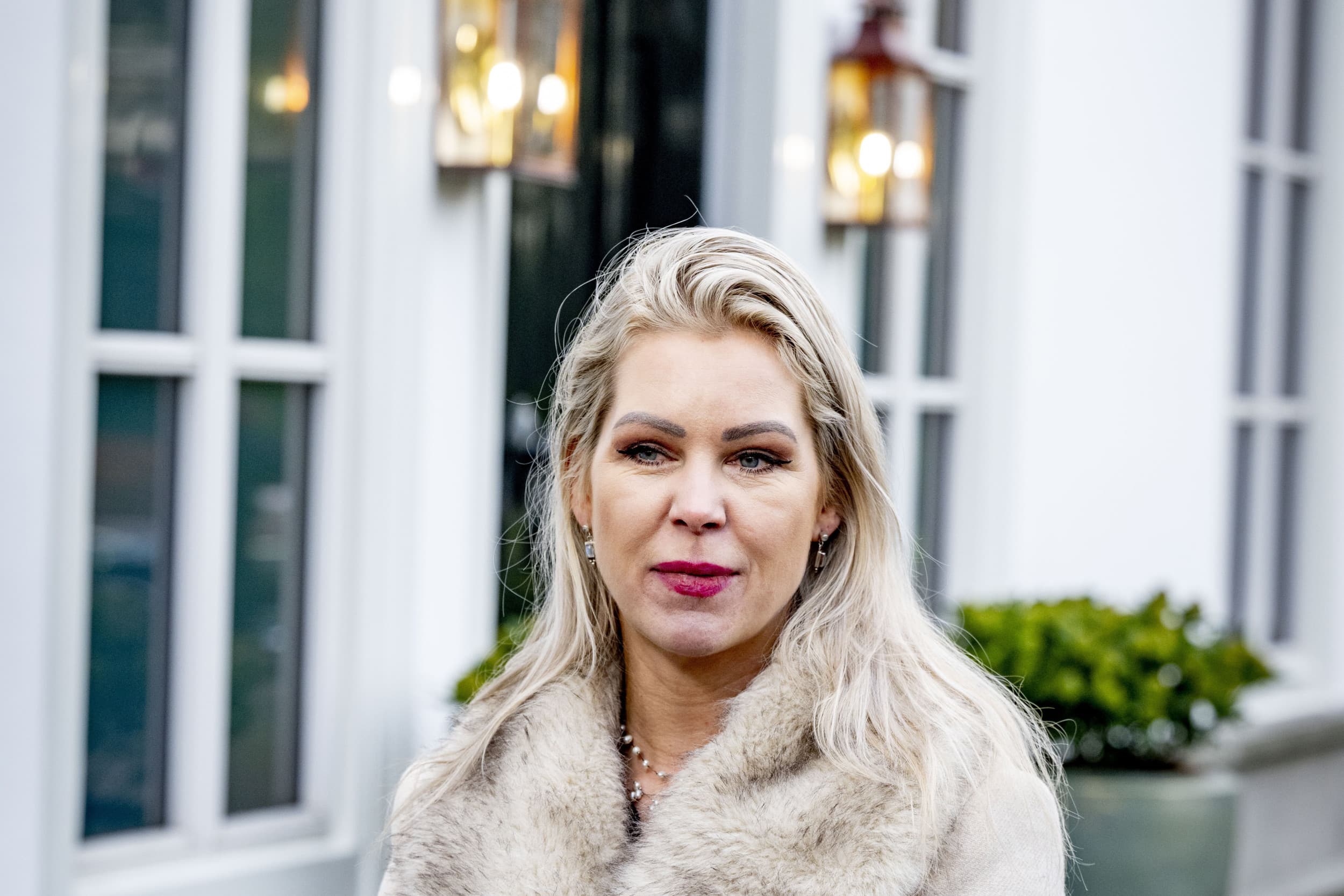 Landbouwminster Femke Wiersma wil alles op alles zetten om ervoor te zorgen dat het voor bedrijven die willen stoppen mogelijk is om het bedrijf in een andere vorm met veel minder stikstofuitstoot voort te zetten. Foto: ANP