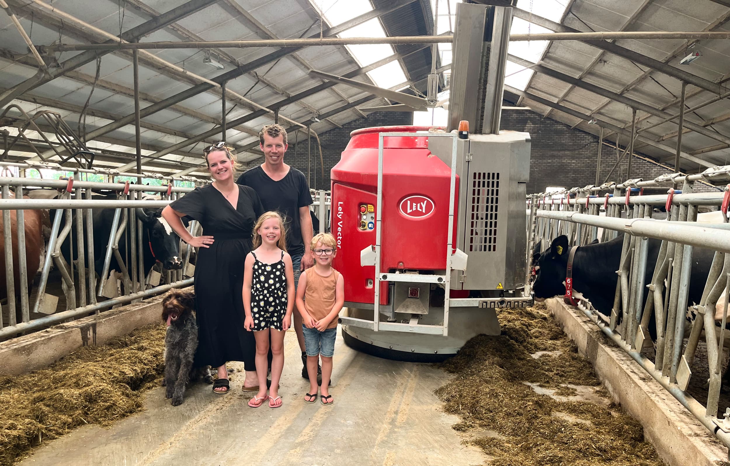 Op de boerderij ‘De Rondemaat’ in Zelhem runnen Johan en Lotte Hissink sinds 2022 met trots een melkveebedrijf. Foto: Lely