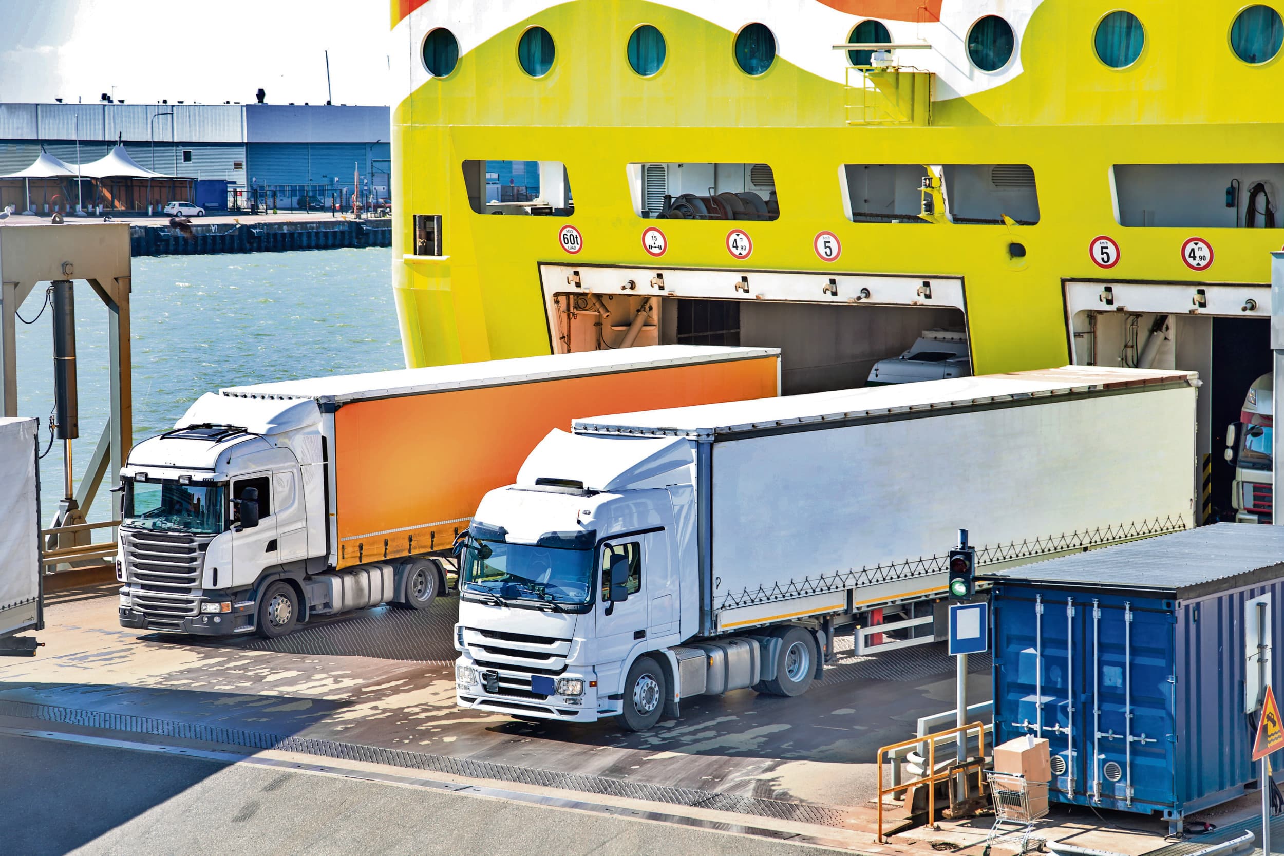 Vrachtwagens verlaten een ferry. Vijf jaar na invoering van brexit blijkt dit vooral voor de agrofood-sector een nachtmerrie. Foto: Canva/LeoPatrizi