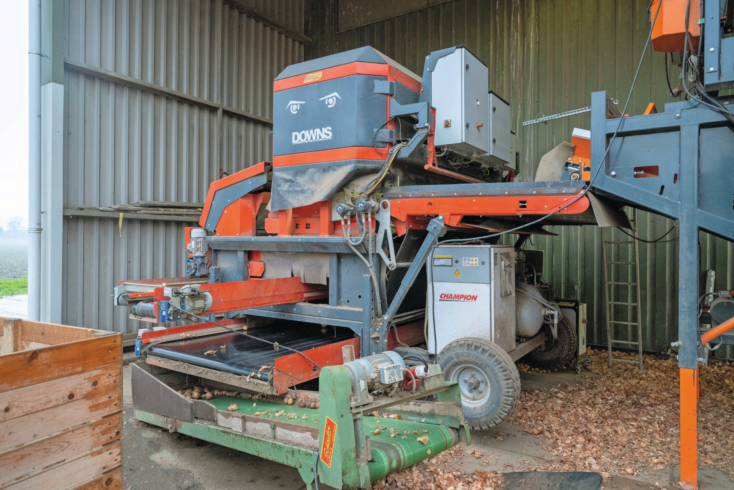 De CropVision optische sorteermachine is ontworpen om veldgewas te scheiden in drie productstromen. In een sorteerlijn kan de machine ook veel leeswerk uit handen nemen. Foto’s: Cor Salverius Fotografie