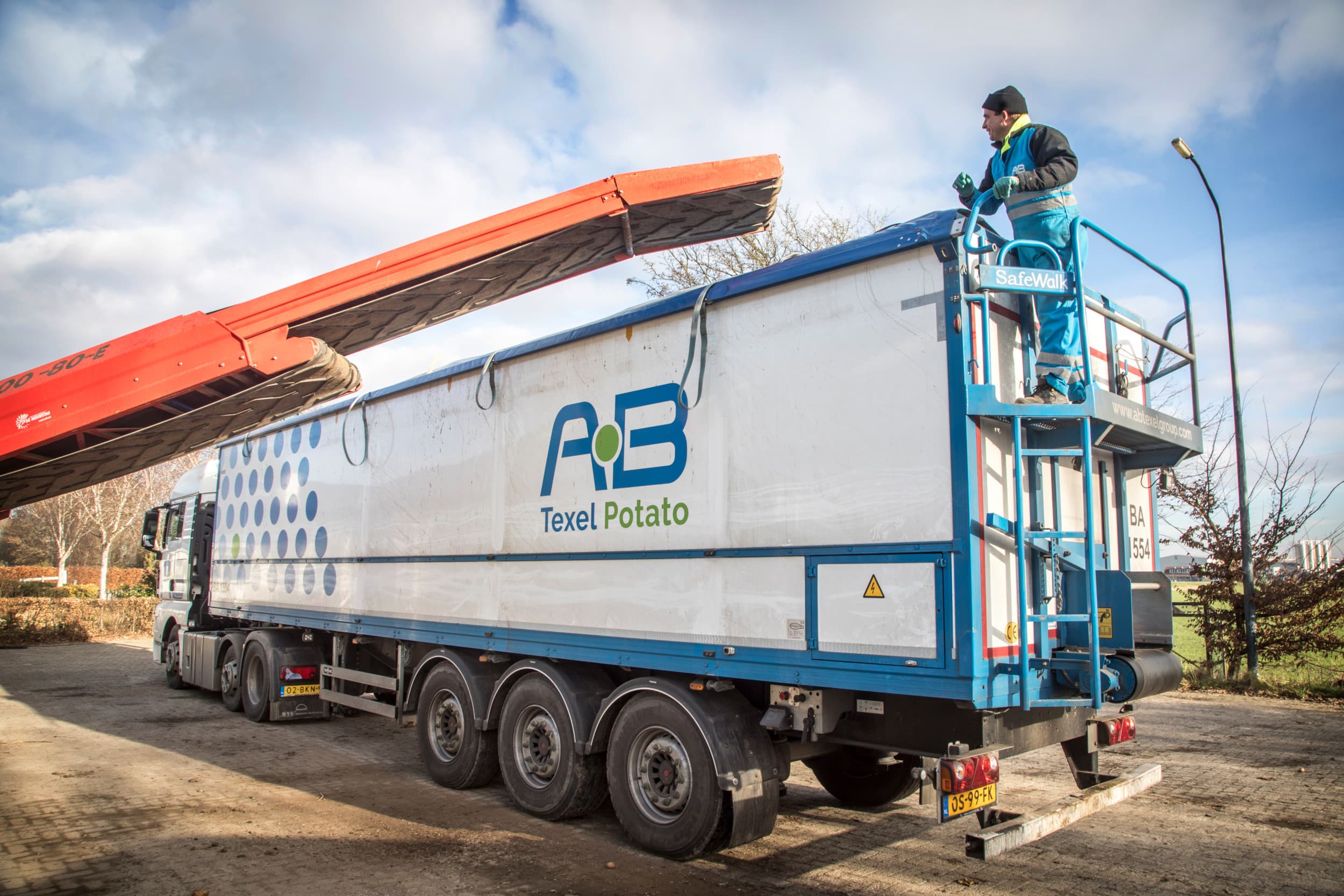 Aardappelen worden geladen voor transport door AB Texel. Foto: Koos Groenewold