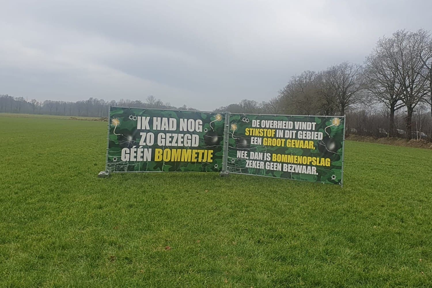 Protestborden tegen een munitiedepot in Agelo (Ov.). Het kabinet zoekt stikstofruimte voor bouw, industrie en Defensie, terwijl de veehouderij de klos is, zegt columnist Vergaderboer. Foto: Martijn ter Horst.