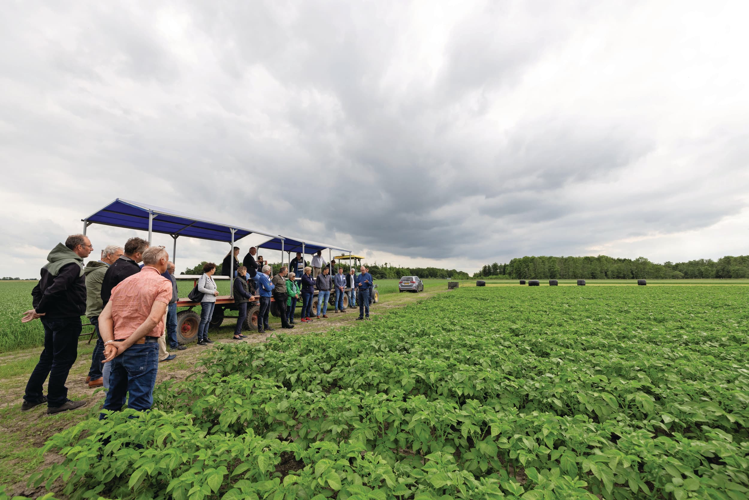 Boeren deden door 111 projecten veel ervaring op met manieren om natuurinclusieve landbouw toe te passen. Talloze demonstraties van boerenexperimenten hebben veel kennis opgeleverd. Zoals hier op 14 juli 2022: Henk Westerhof, directeur-bestuurder van SPNA, geeft uitleg over natuurinclusieve landbouw in de noordelijke Kleischil. Foto: Binne-Louw Katsma