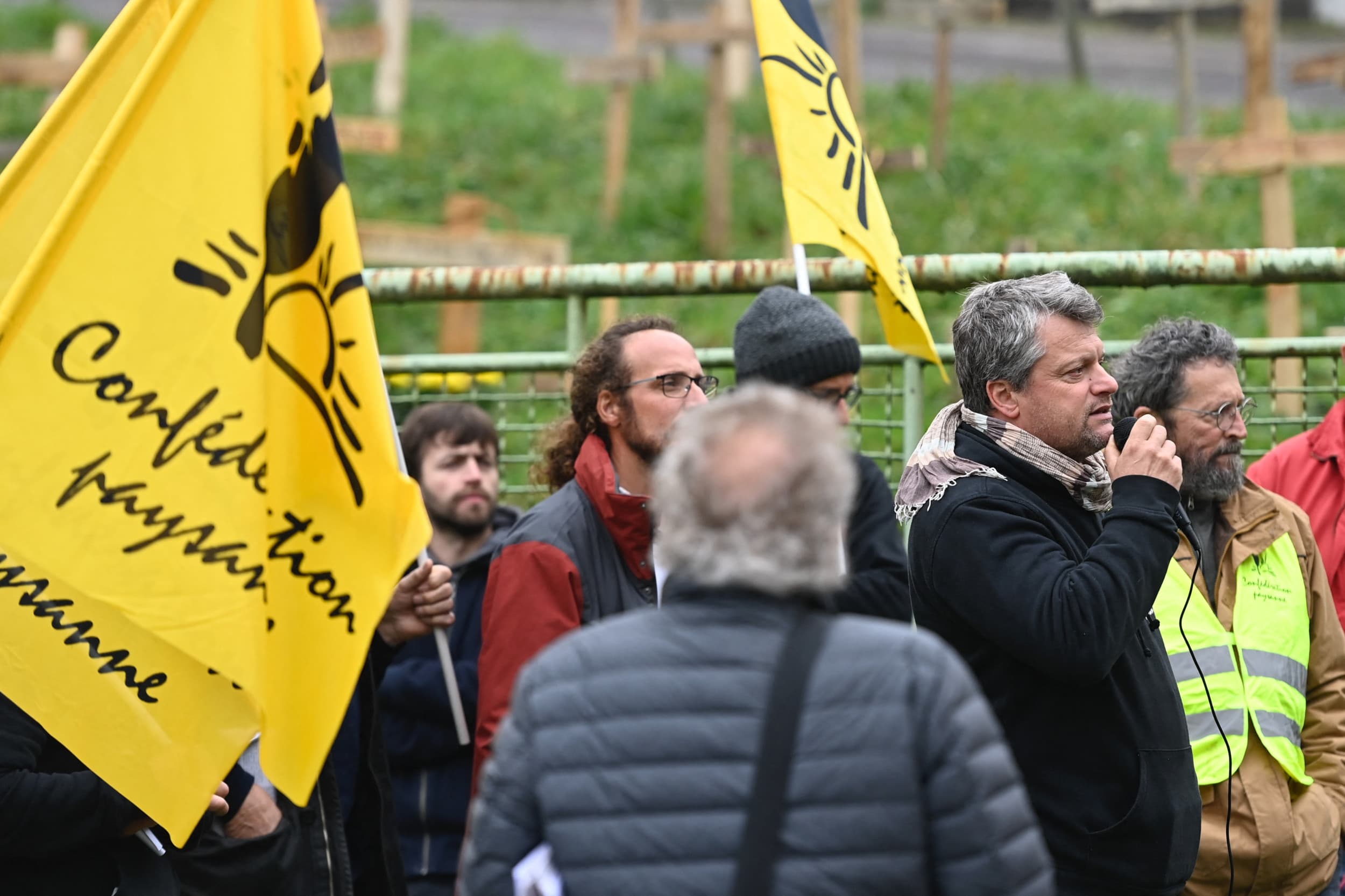 Franse boeren protesteerden op 31 oktober voor de ingang van de Franse zuivelfabriek van Lactalis in Xertigny, in het noordoosten van Frankrijk. Dit nadat de zuivelgigant bekendmaakte dat het 450 miljoen liter melk minder wil gaan afnemen. Foto: Jean-Christophe Verhaegen/AFP