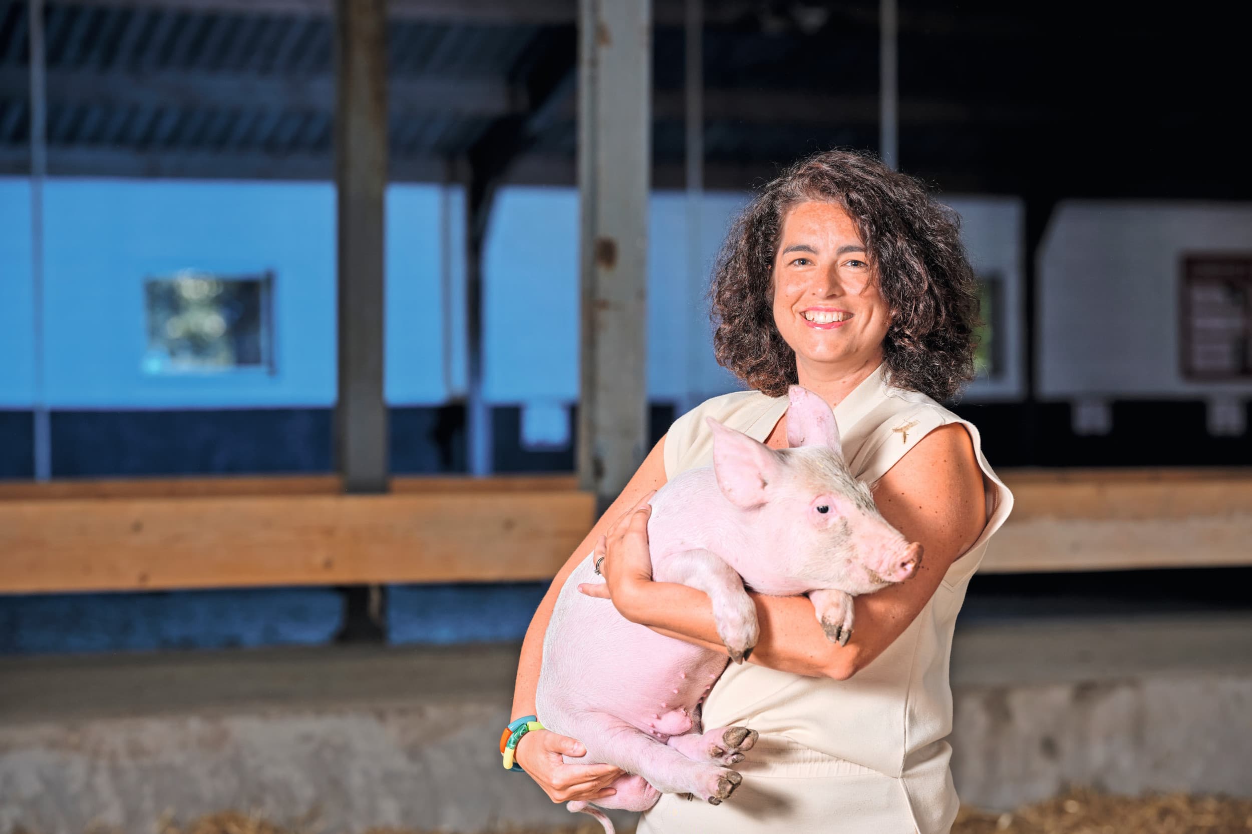 Dierenarts Eva de Jonghe is Veterinary Service Manager Swine bij het Franse diergezondheidsbedrijf Ceva Animal Health. Dit bedrijf brengt begin 2025 een combivaccin op de markt tegen mycoplasma en PCV2. Het vaccin heeft de naam Cirbloc M Hyo. Foto: Ceva/Joost Duppen