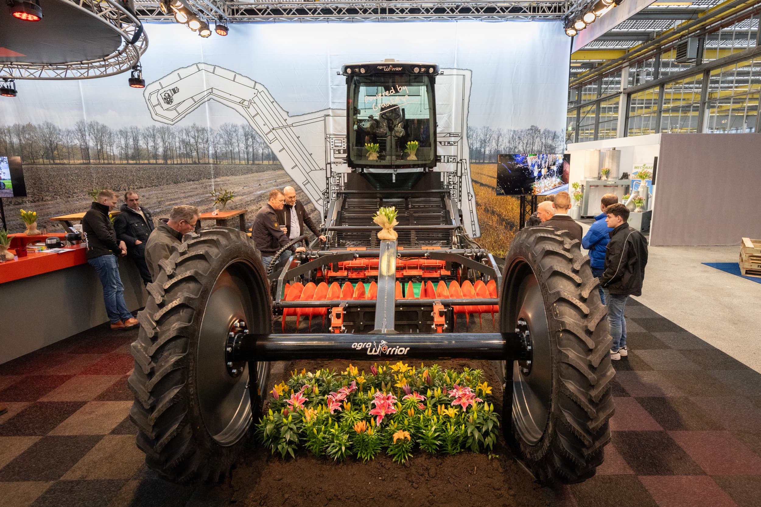 Graafstra presenteerde vorige week op mechanisatievakbeurs SMTB in Vijfhuizen (N.-H.) een voorproefje van hoe de Agra Warrior-wagenrooier eruit gaat zien. Dit is de voortrein van de zelfrijdende wagenrooier in aanbouw. – Foto's: Bob Karsten