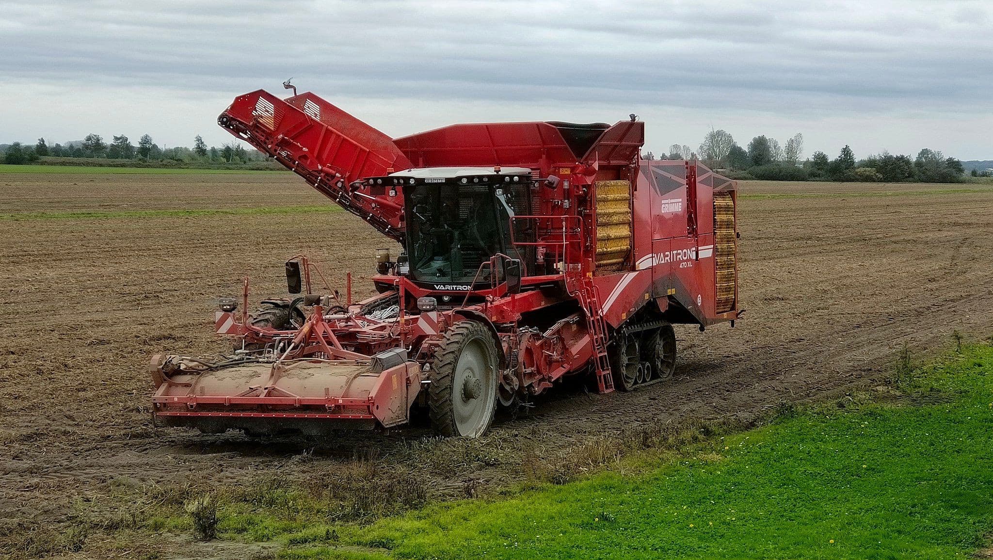 Er circuleren foto's op het internet waarop een Grimme Varitron 470 XL te zien is. Naar verluidt werkt Grimme aan een 10,5 tons-nonstopbunker voor de Varitron-aardappelrooiers. – Foto's: X /William Brooymans