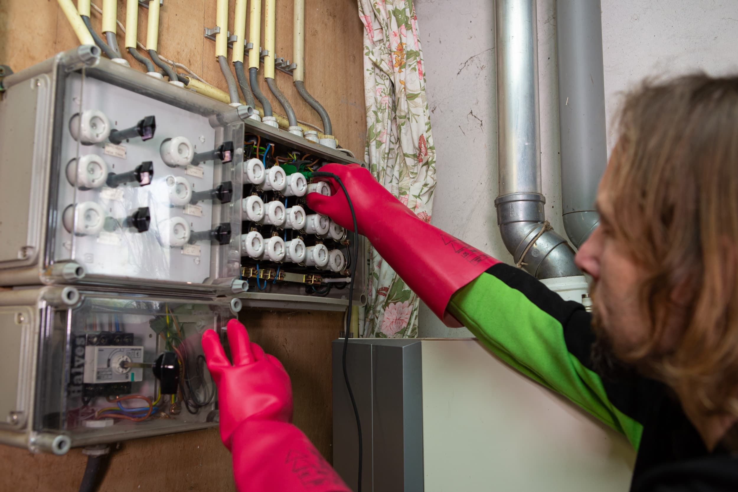 Inspectie elektrische installatie bij een veehouder, enkele jaren geleden. Univé stelt dat keuringen schade helpen voorkomen, maar geen individuele premieverlaging opleveren. Foto: Peter Roek