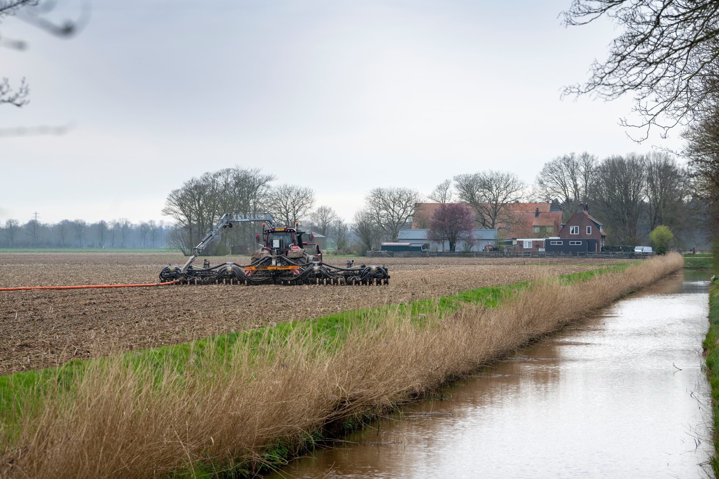 Inzet van een sleepslangbemester in combinatie met een bufferstrook langs een sloot. Foto: Mark Pasveer