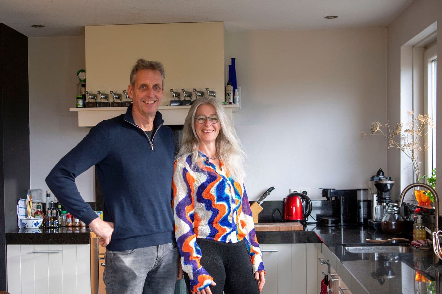 Piet (56) en Ellen van Popta (53) wonen in Lollum (Fr.). Ze hebben een bedrijf met 250 melkkoeien en 150 stuks jongvee op 100 hectare. Foto’s: Mark Pasveer