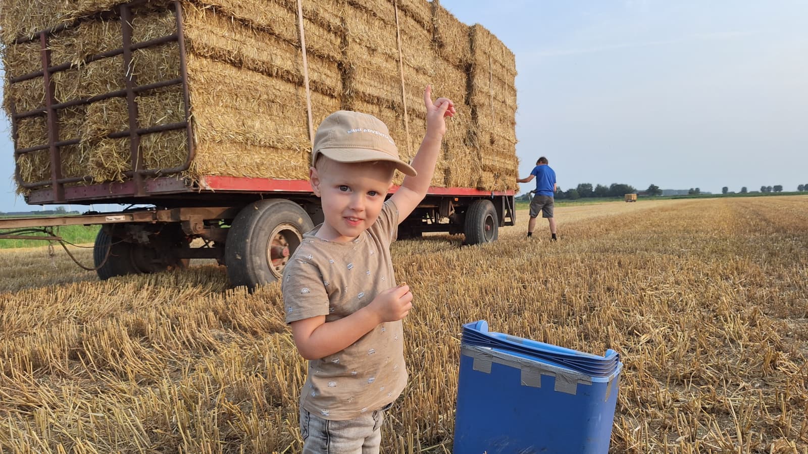 Stro ophalen voor de vrijloopstal bij IJsboerderij Heidehoeve in Etten-Leur. – Foto: Kees Pijs