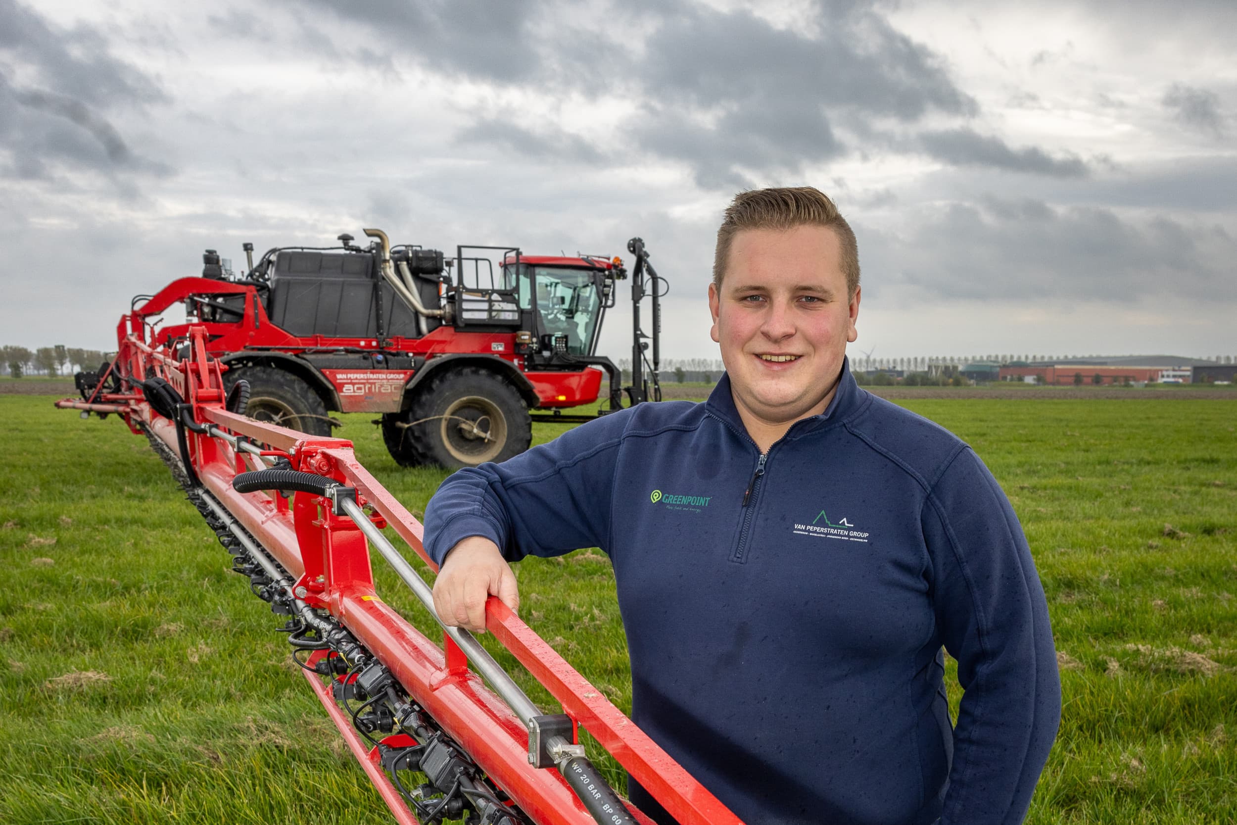 Thomas van Peperstraten heeft samen met zijn vader een akkerbouwbedrijf van 270 hectare. Foto’s: Peter Roek