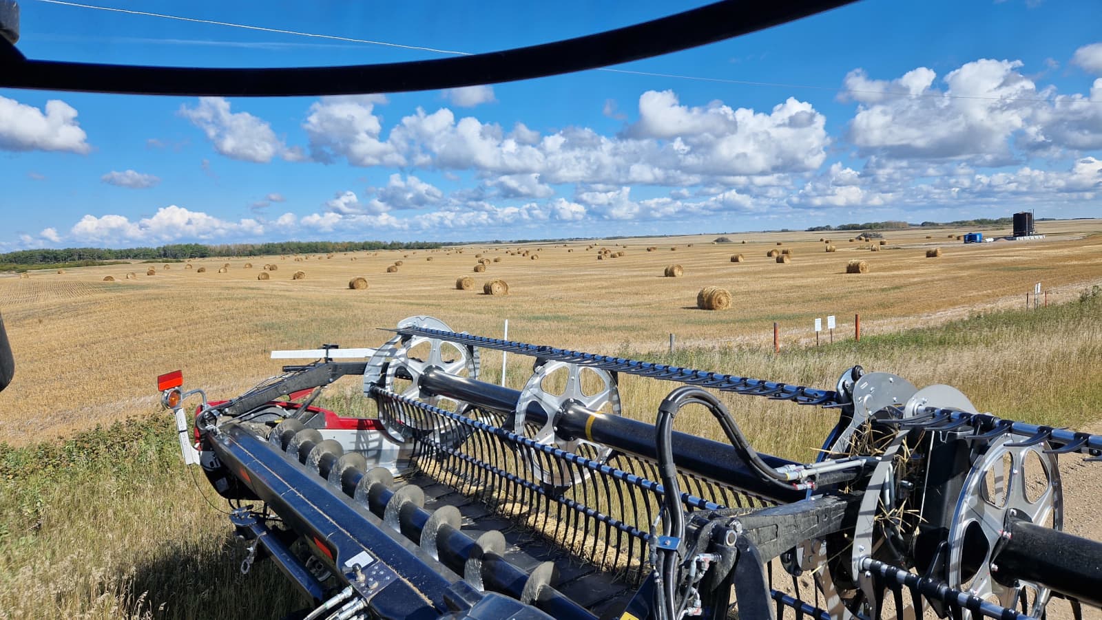 Erwin Ros werkte deze zomer een aantal weken op de combine in de Canadese staat Alberta op een 4.000 ha groot akkerbouwbedrijf. Met 3 combines met een 12 meter-maaibord, een 70 tons overlaadwagen met 720 pk rupstrekker en 2 trucks oogstten ze gerst, durum tarwe en koolzaad. Ook in Alberta regende het af en toe, daarom werkten ze vaak tot middernacht door als het weer gunstig was. - Foto: Erwin Ros